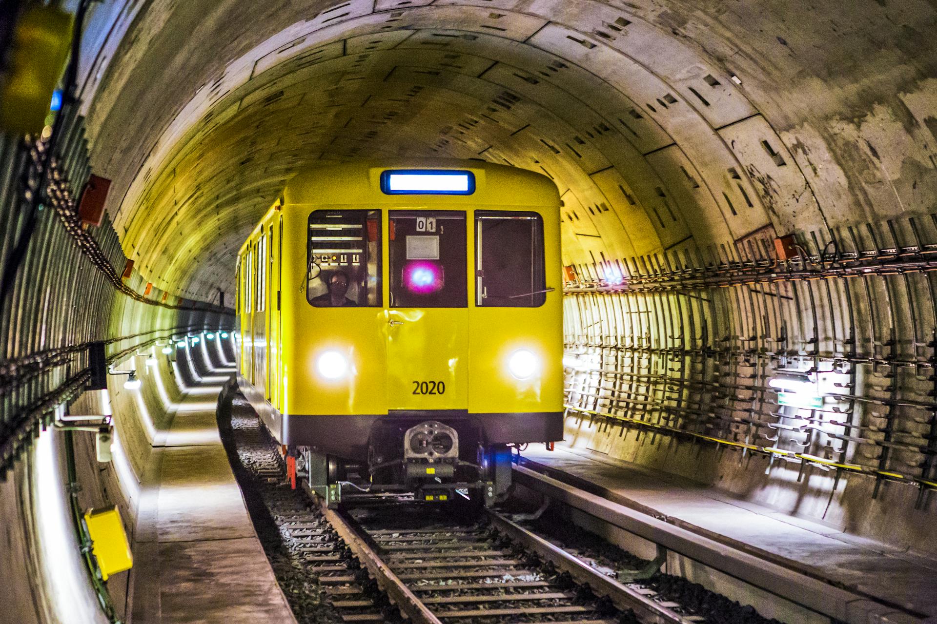 Ein gelb-schwarzer Zug fährt durch einen Tunnel | Quelle: Pexels