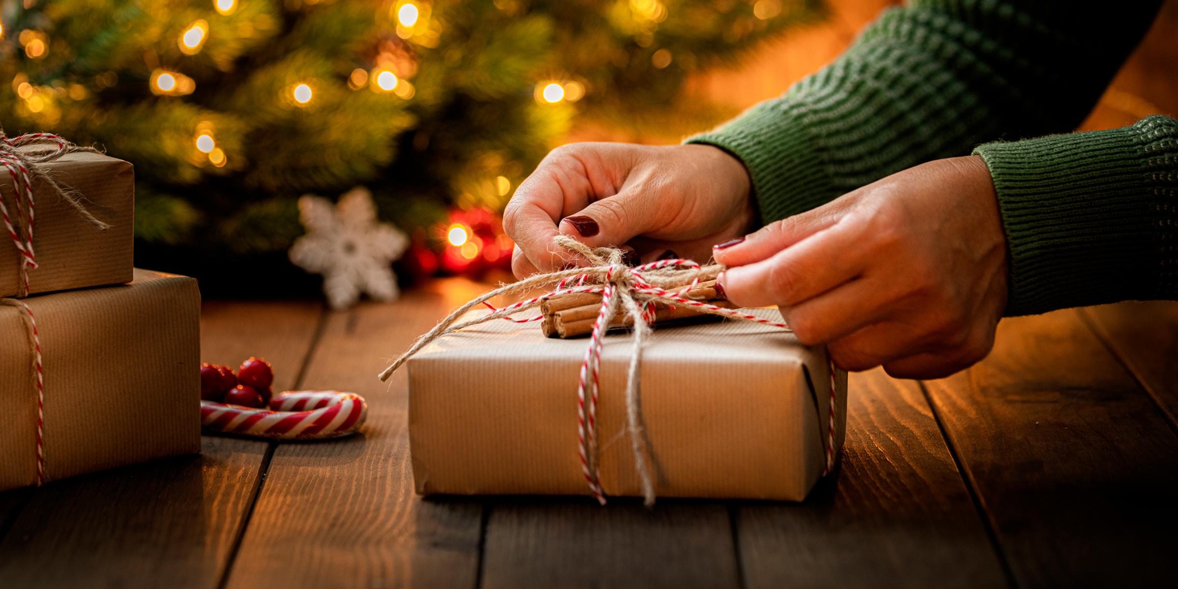 Eine Frau packt ein Geschenk ein | Quelle: Getty Images