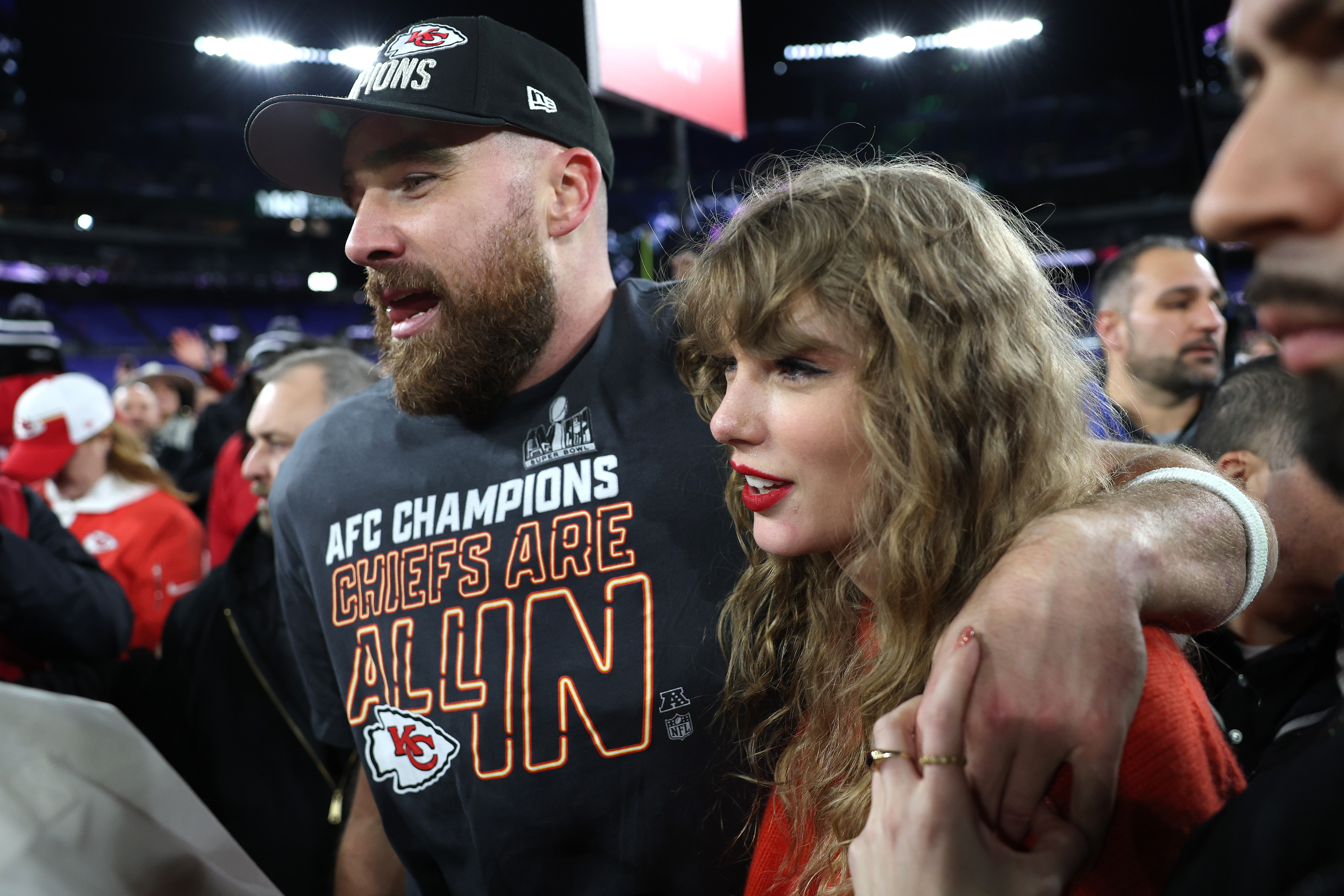 Travis Kelce feiert mit Taylor Swift nach einem Sieg gegen die Baltimore Ravens im AFC Championship Game im M&T Bank Stadium am 28. Januar 2024 in Baltimore, Maryland. | Quelle: Getty Images