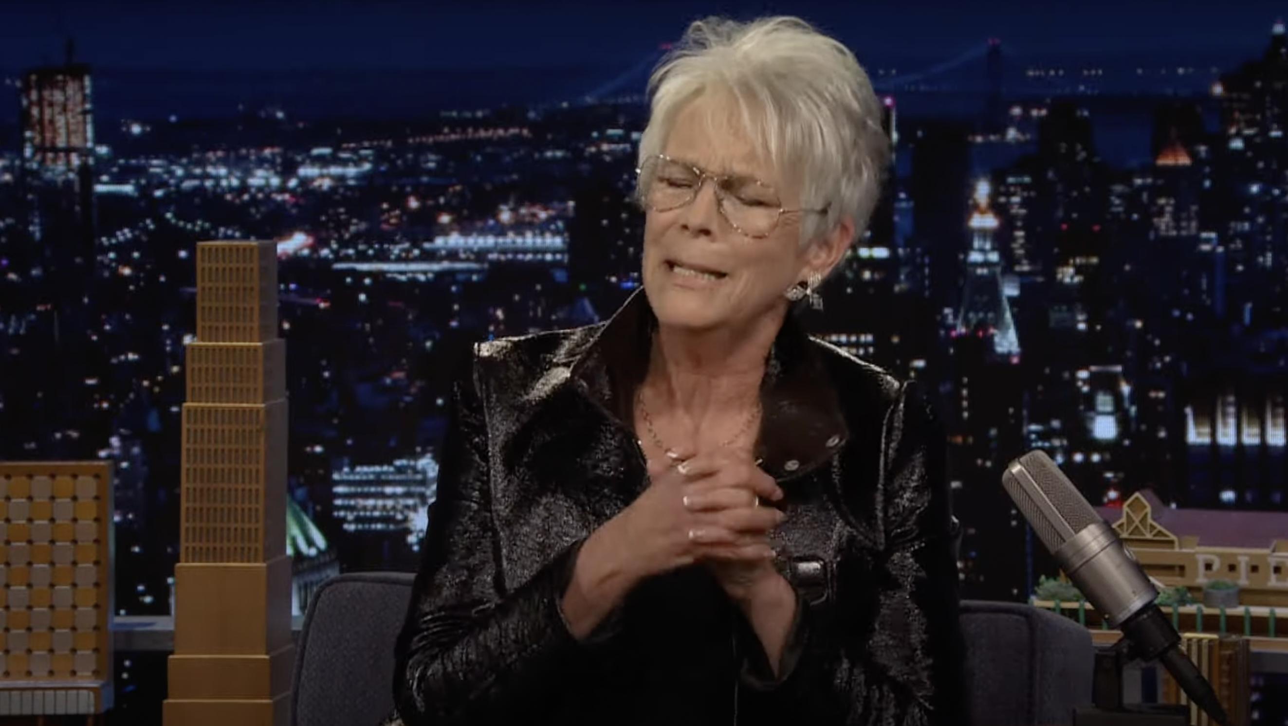 Jamie Lee Curtis wird während eines Auftritts in der „The Tonight Show“ am 9. Januar 2025 emotional | Quelle: YouTube/@fallontonight