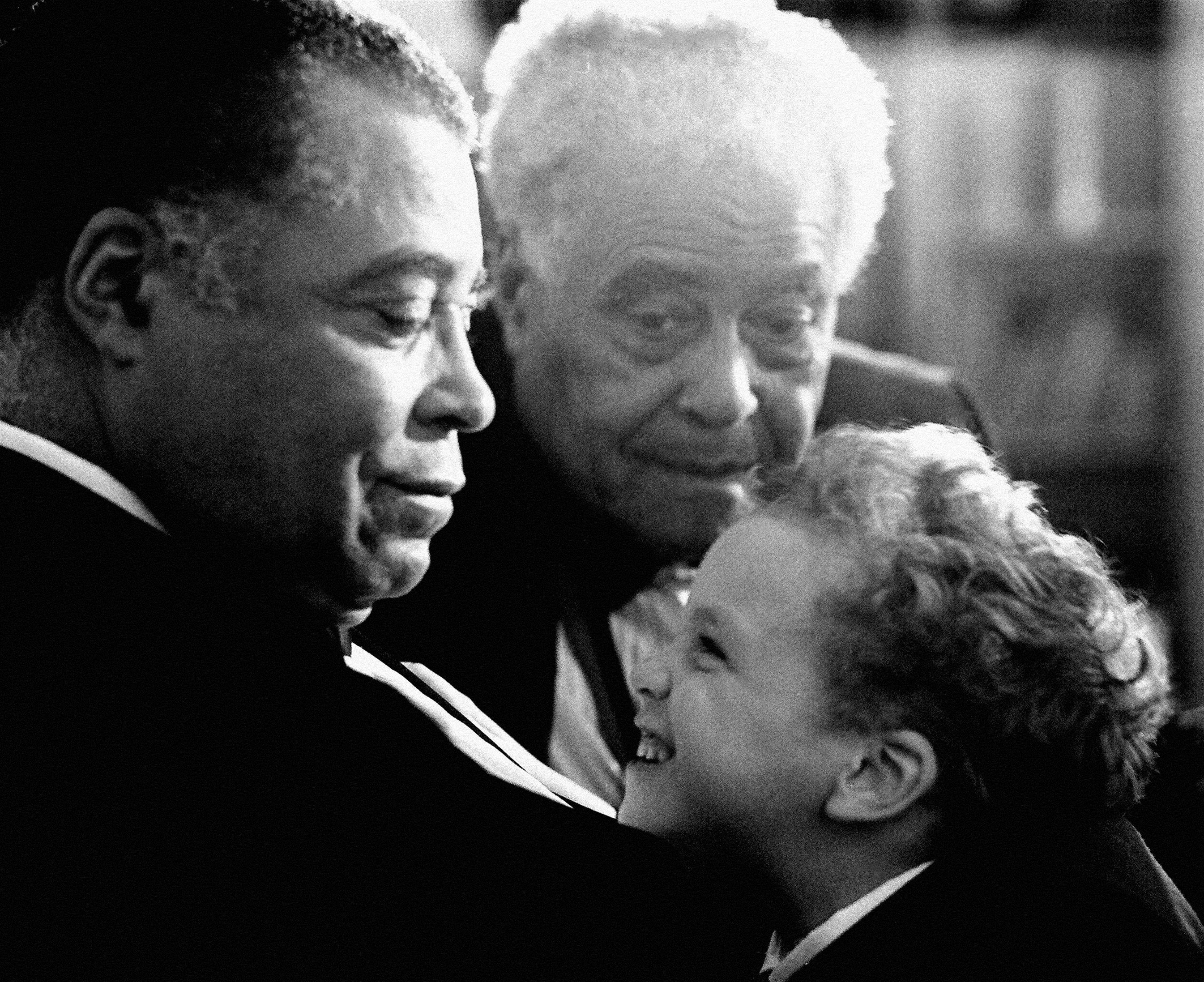 Der Schauspieler James Earl Jones mit seinem Vater Robert Earl Jones und seinem Sohn Flynn Earl Jones in seinem Haus in New York, ca. 1987. | Quelle: Getty Images