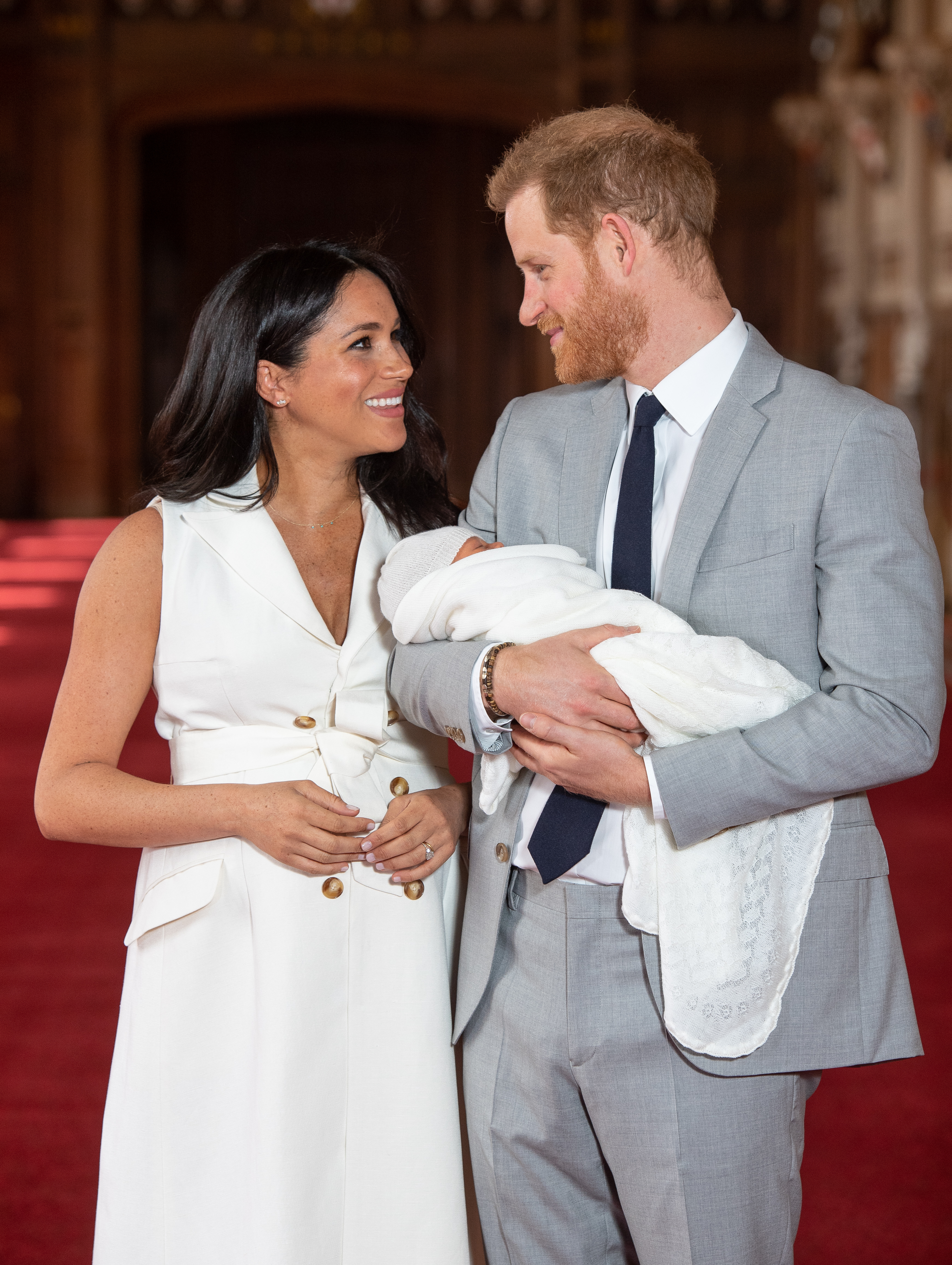 Prinz Harry und Meghan Markle posieren mit dem neugeborenen Archie während eines Fototermins in der St. George's Hall auf Schloss Windsor am 8. Mai 2019 in Windsor, England | Quelle: Getty Images