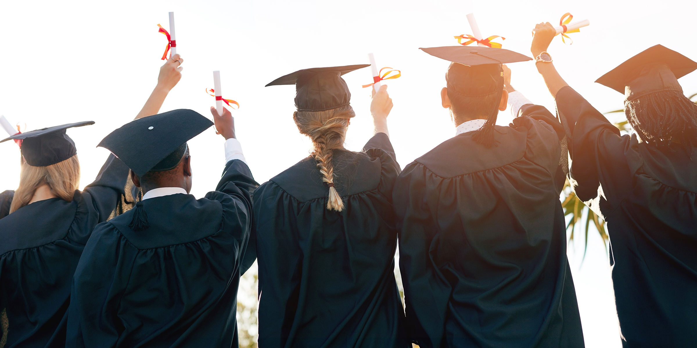 Schüler feiern ihren Abschluss | Quelle: Shutterstock