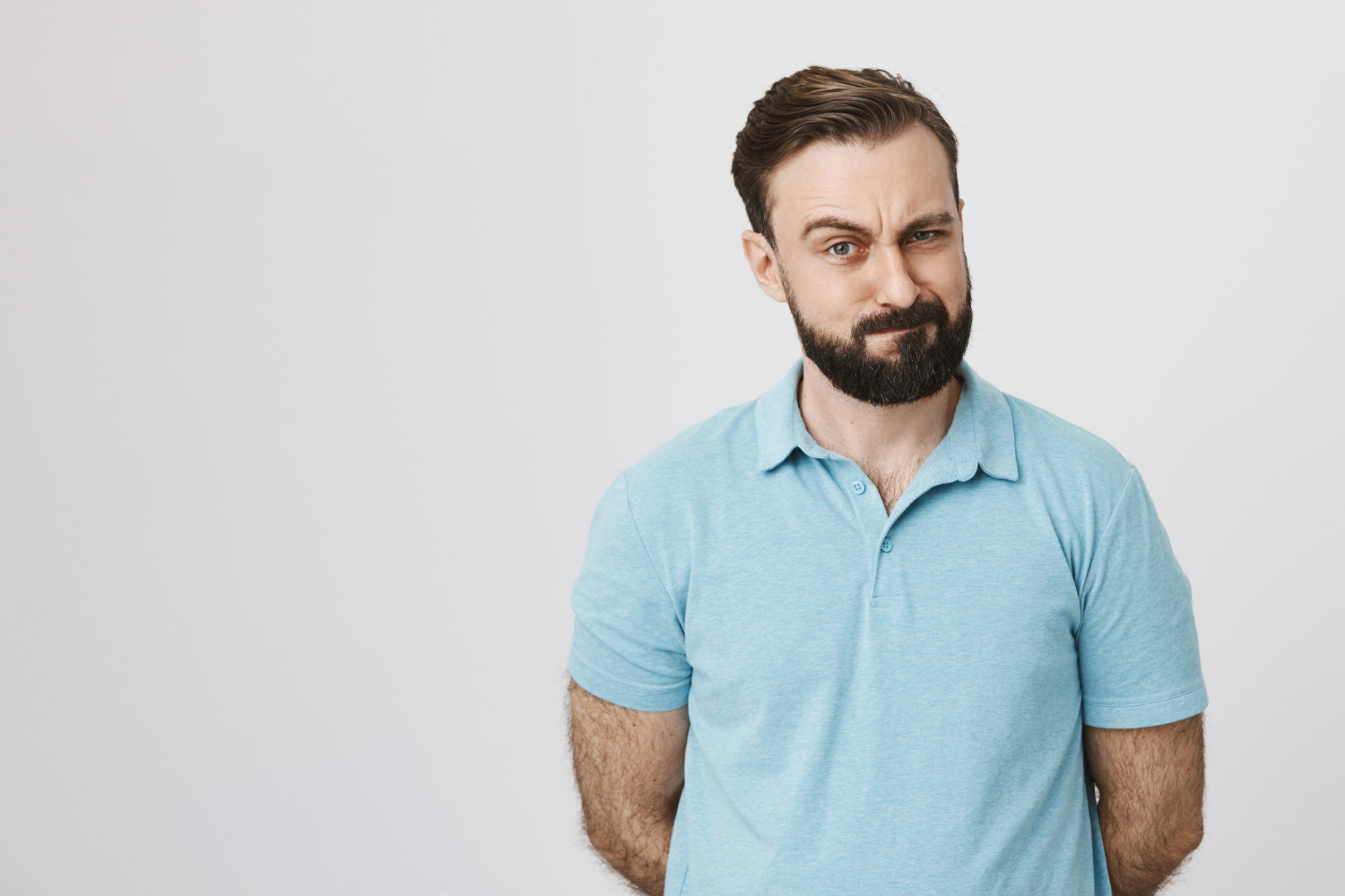 Ein unzufriedener Mann | Quelle: Freepik