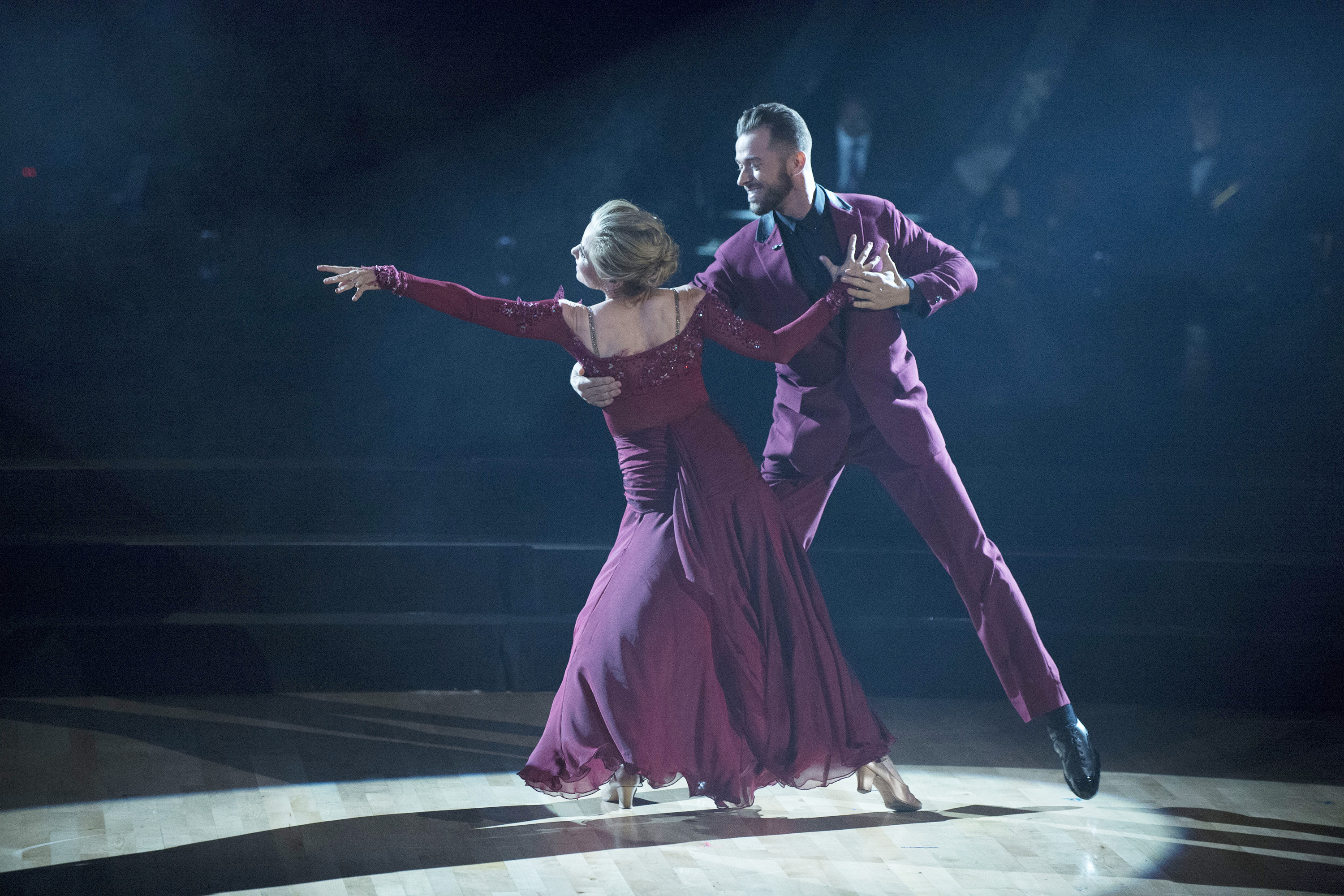 Maureen McCormick und Artem Chigvintsev treten bei "Dancing with the Stars" am 12. September 2016 auf | Quelle: Getty Images