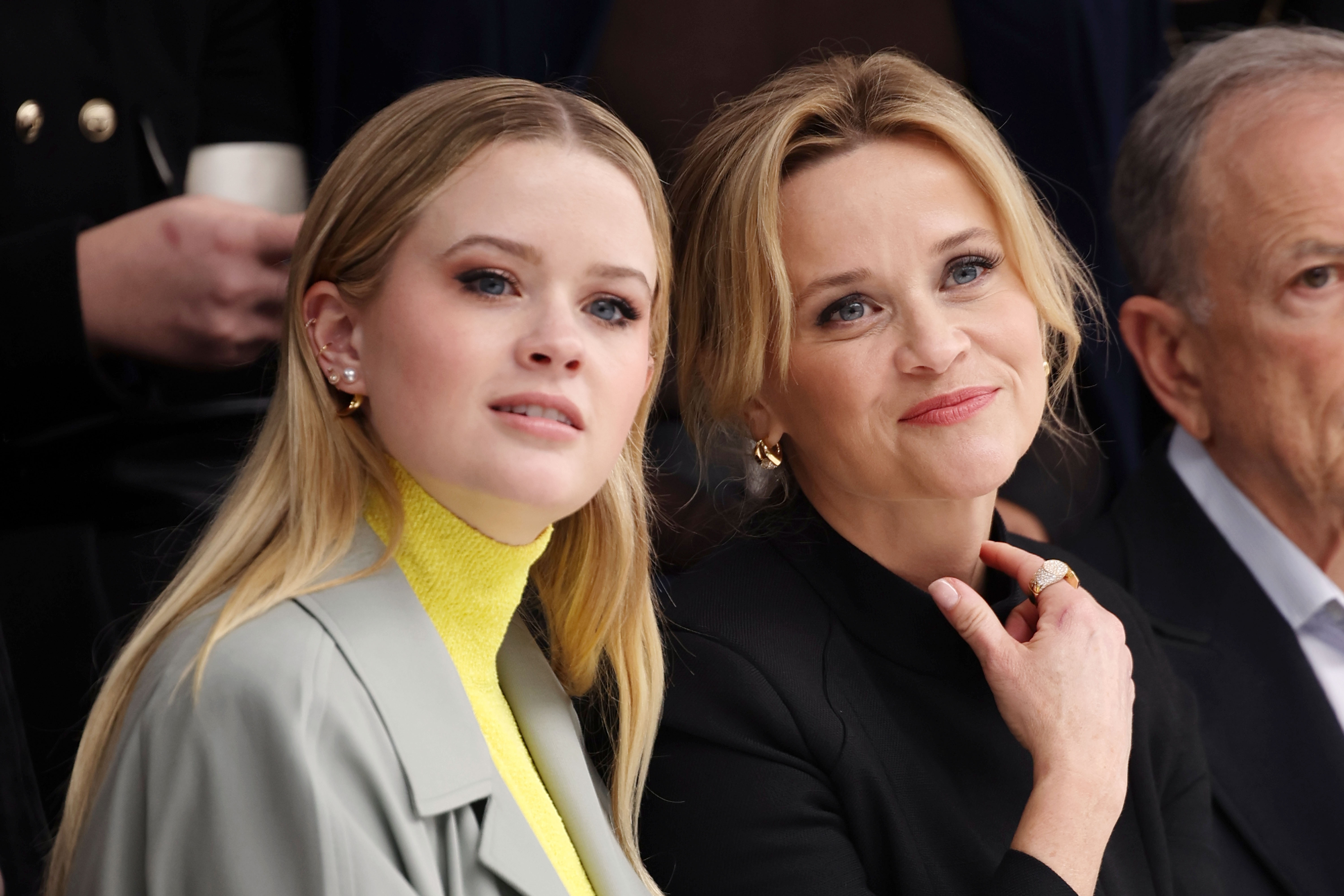 Reese Witherspoon und Ava Philippe besuchen die Fendi Haute Couture Frühjahr/Sommer 2024 Show am 25. Januar 2024 in Paris, Frankreich | Quelle: Getty Images