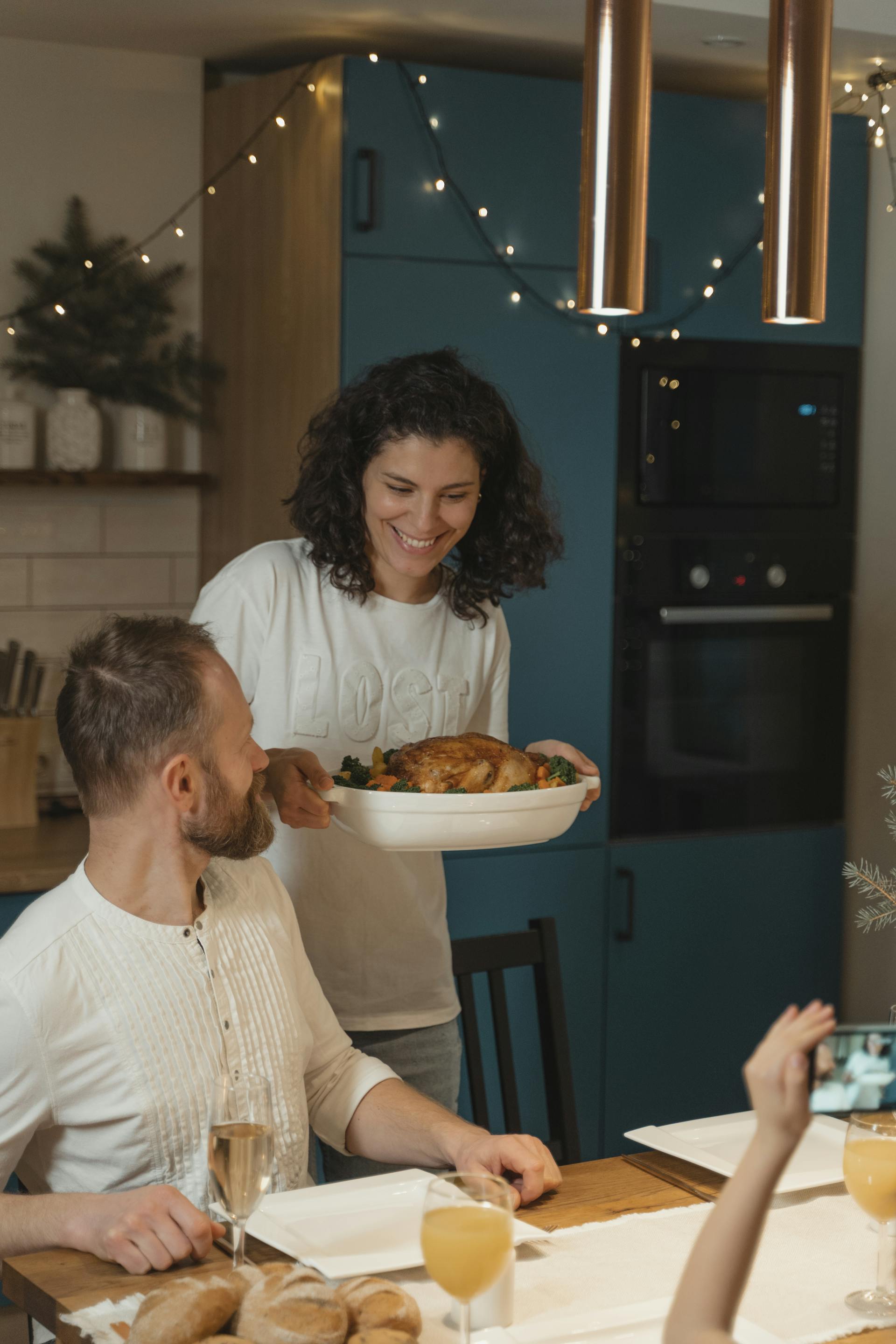 Menschen beim Abendessen | Quelle: Pexels