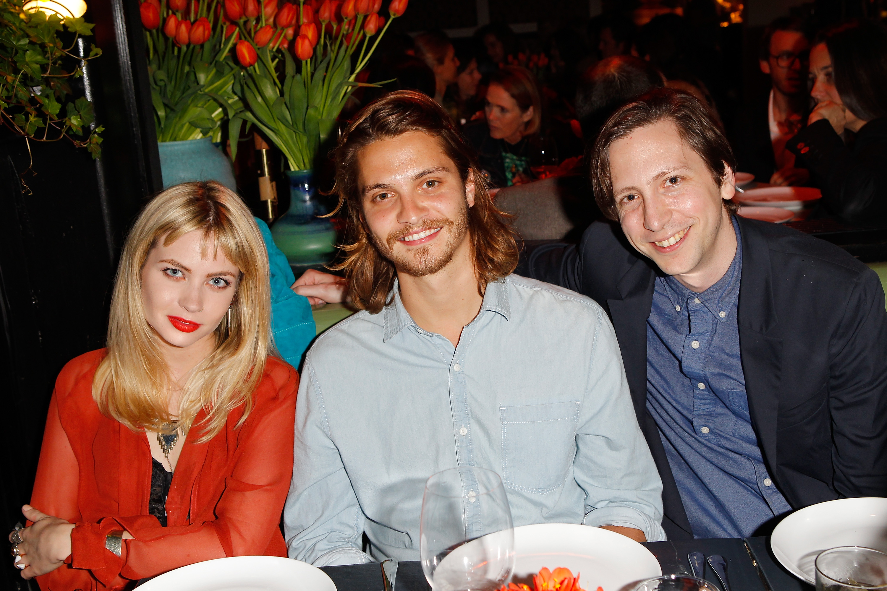 Daveigh Chase, Luke Grimes und Regisseur Jacob Brown nehmen an der Veranstaltung von Vogue teil „Triple Threats“ dinner hosted by Sally Singer and Lisa Love at Goldie's, während einer Zeit, in der ihre öffentlichen Auftritte kaum Hinweise auf die Schwierigkeiten gaben, die ihr Vater später beschrieb. | Quelle: Getty Images