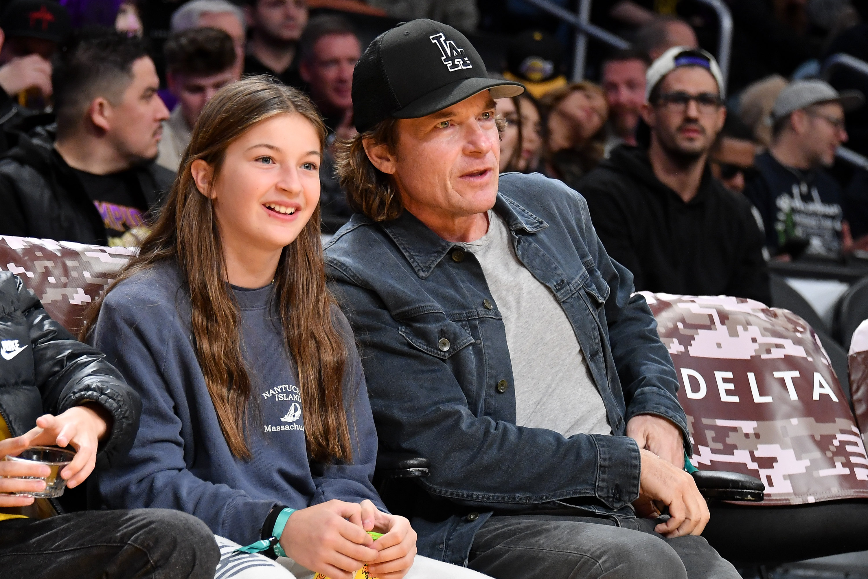 Jason Bateman und seine Tochter Francesca Nora besuchen ein Basketballspiel in der Crypto.com Arena am 19. November 2023 | Quelle: Getty Images