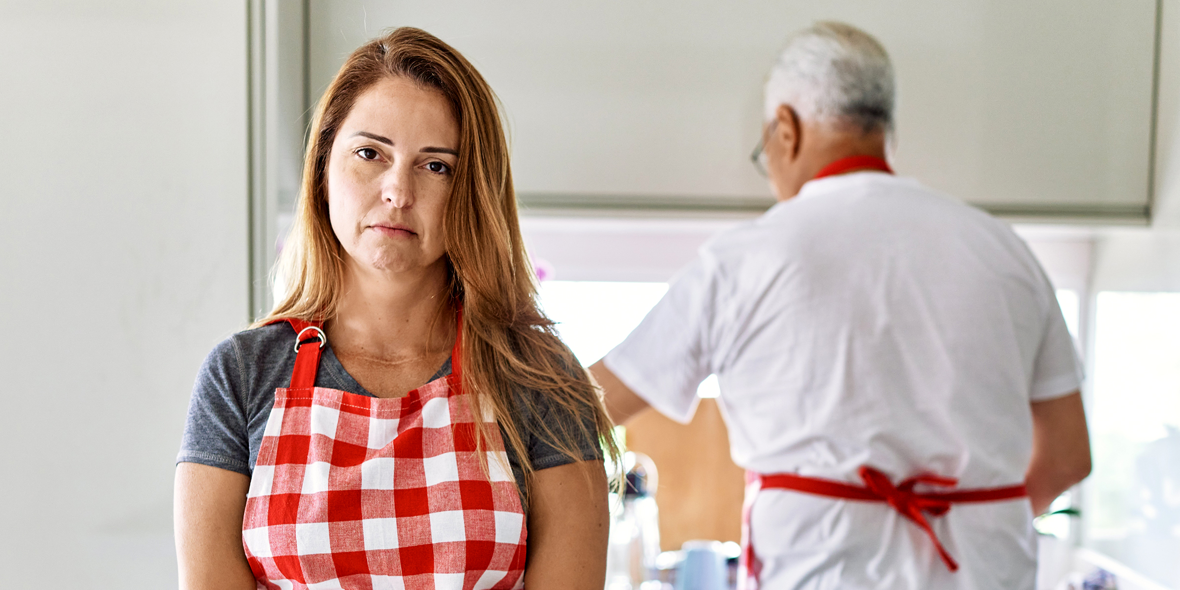 Eine aufgebrachte Frau in einer Schürze | Quelle: Shutterstock