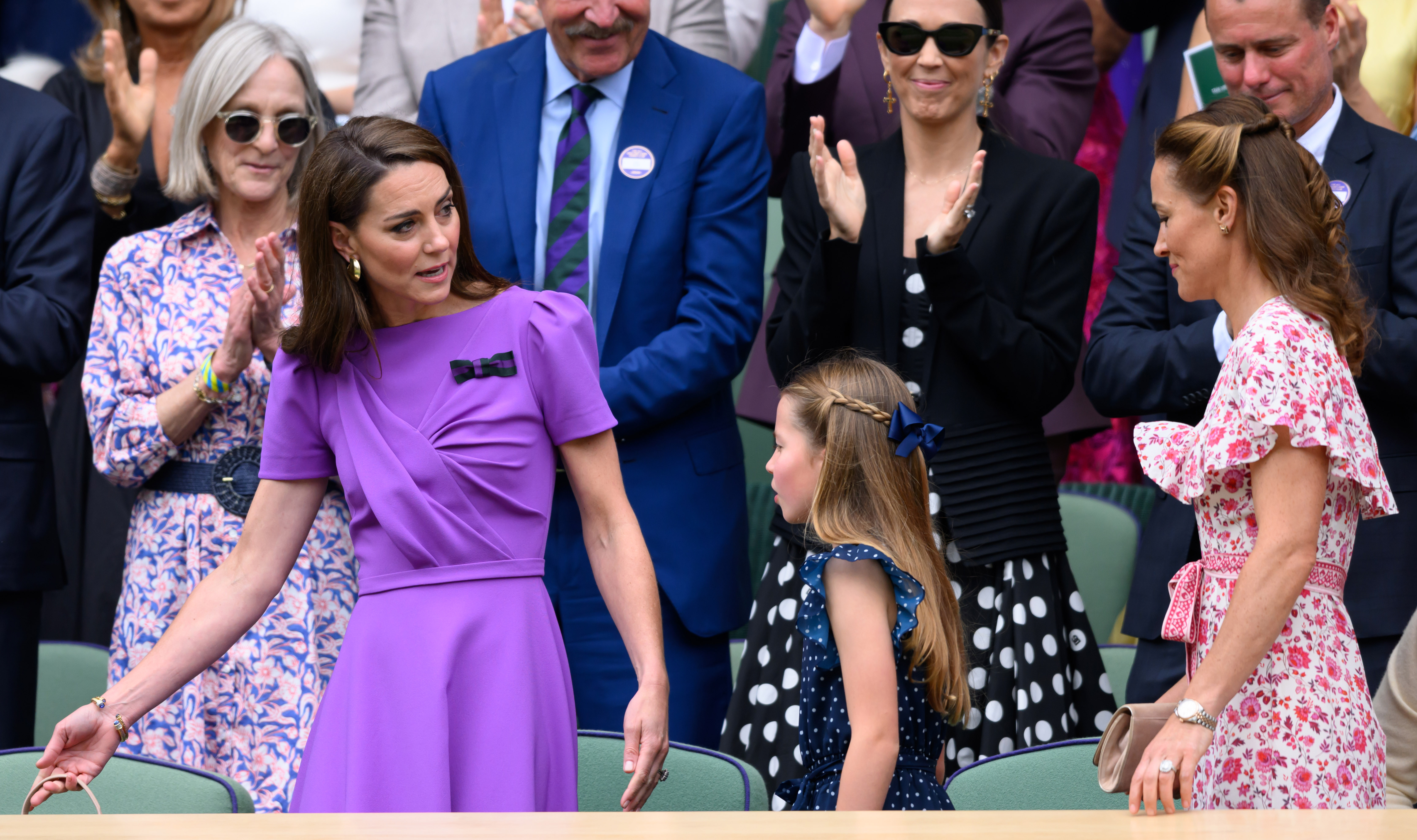 Kate Middleton, Prinzessin Charlotte und Pippa Middleton am Rande des Centre Court während der Wimbledon Tennis Championships am 14. Juli 2024 in London, England. | Quelle: Getty Images