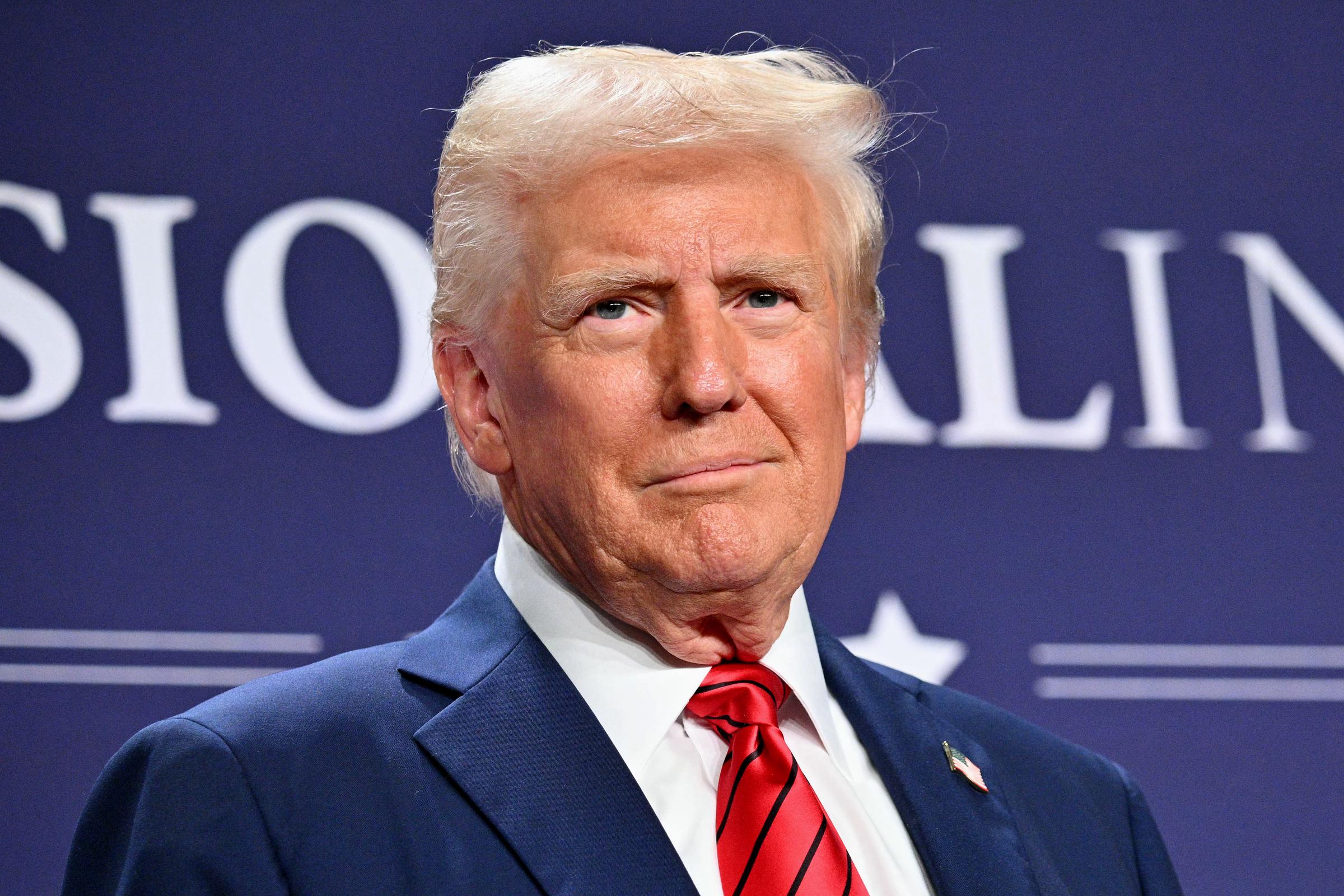 US-Präsident Donald Trump schaut zu, nachdem er eine Rede beim House Republican Members Conference Dinner im Trump National Doral in Miami, Florida, am 27. Januar 2025 gehalten hat | Quelle: Getty Images