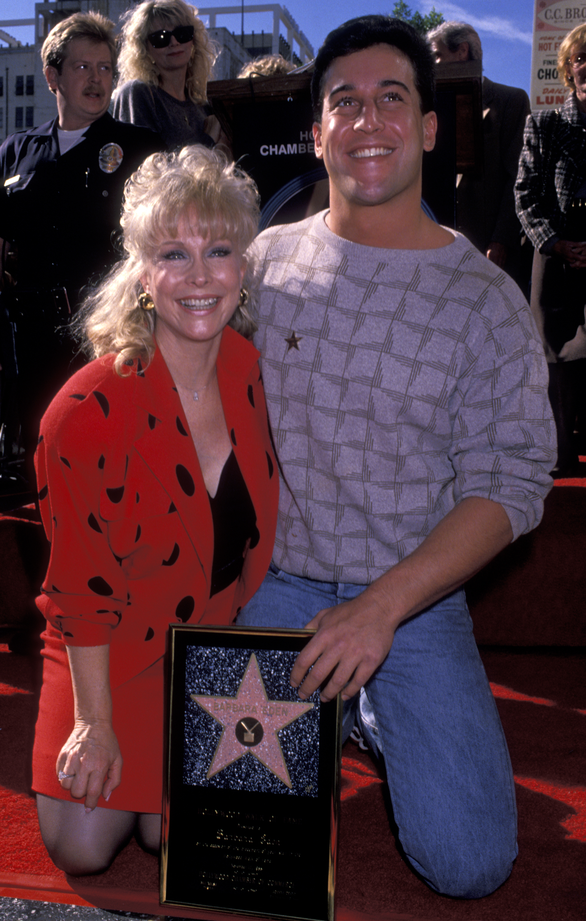 Barbara Eden mit Sohn Matthew Ansara am 17. November 1988 in Hollywood, Kalifornien | Quelle: Getty Images