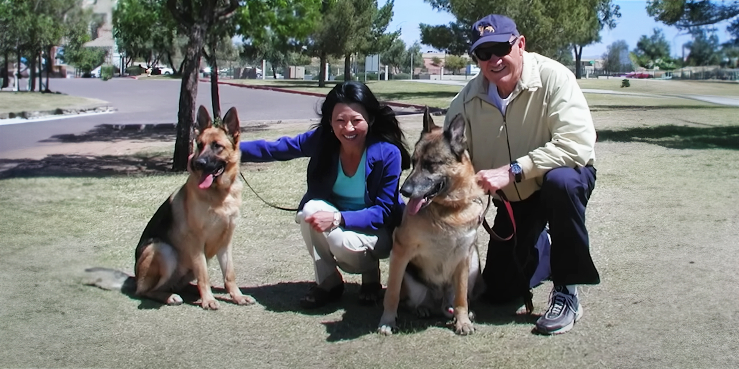 Betsy Arakawa und Gene Hackman mit ihren Hunden | Quelle: YouTube/@LawAndCrime