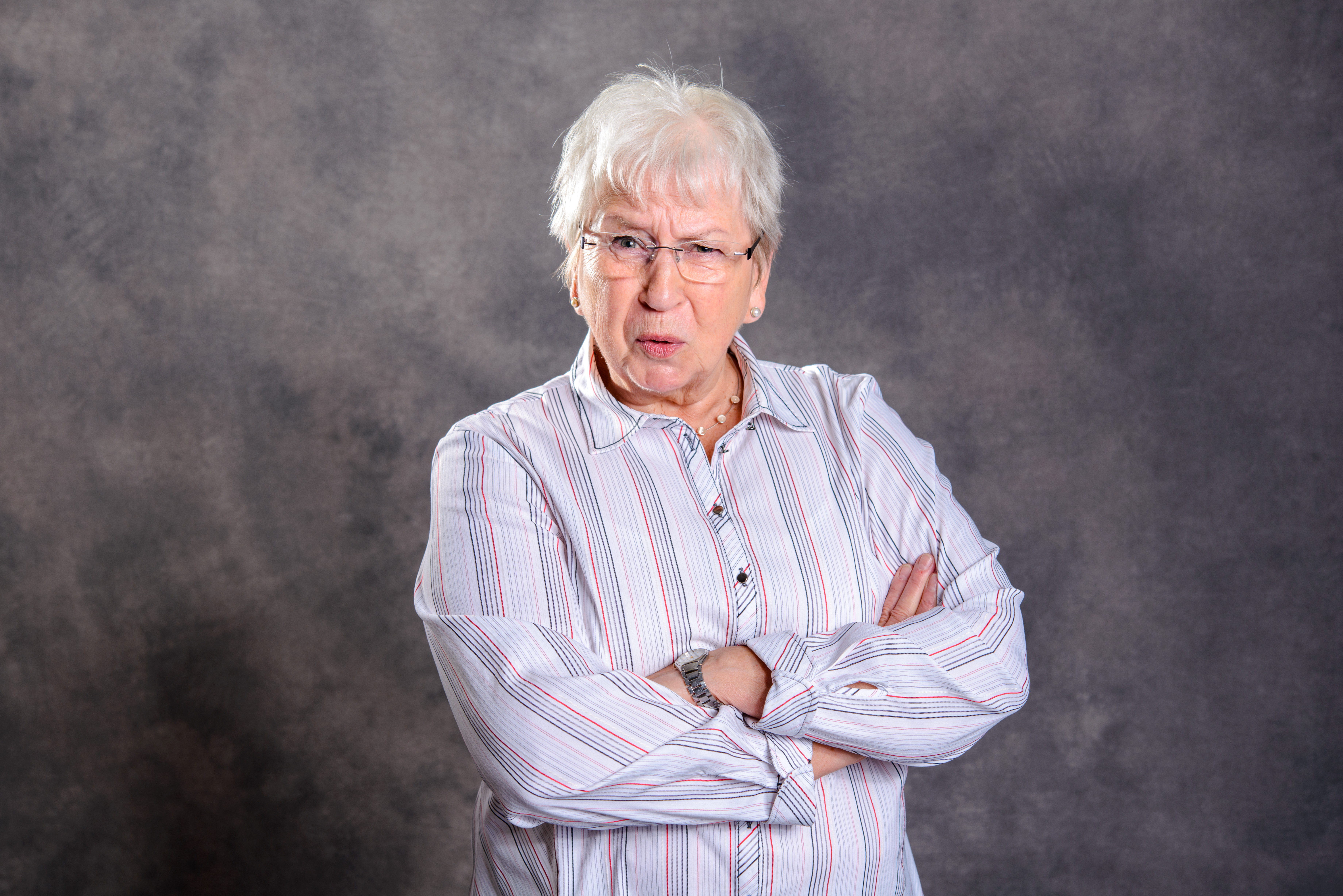 Grauhaarige ältere Frau | Quelle: Shutterstock