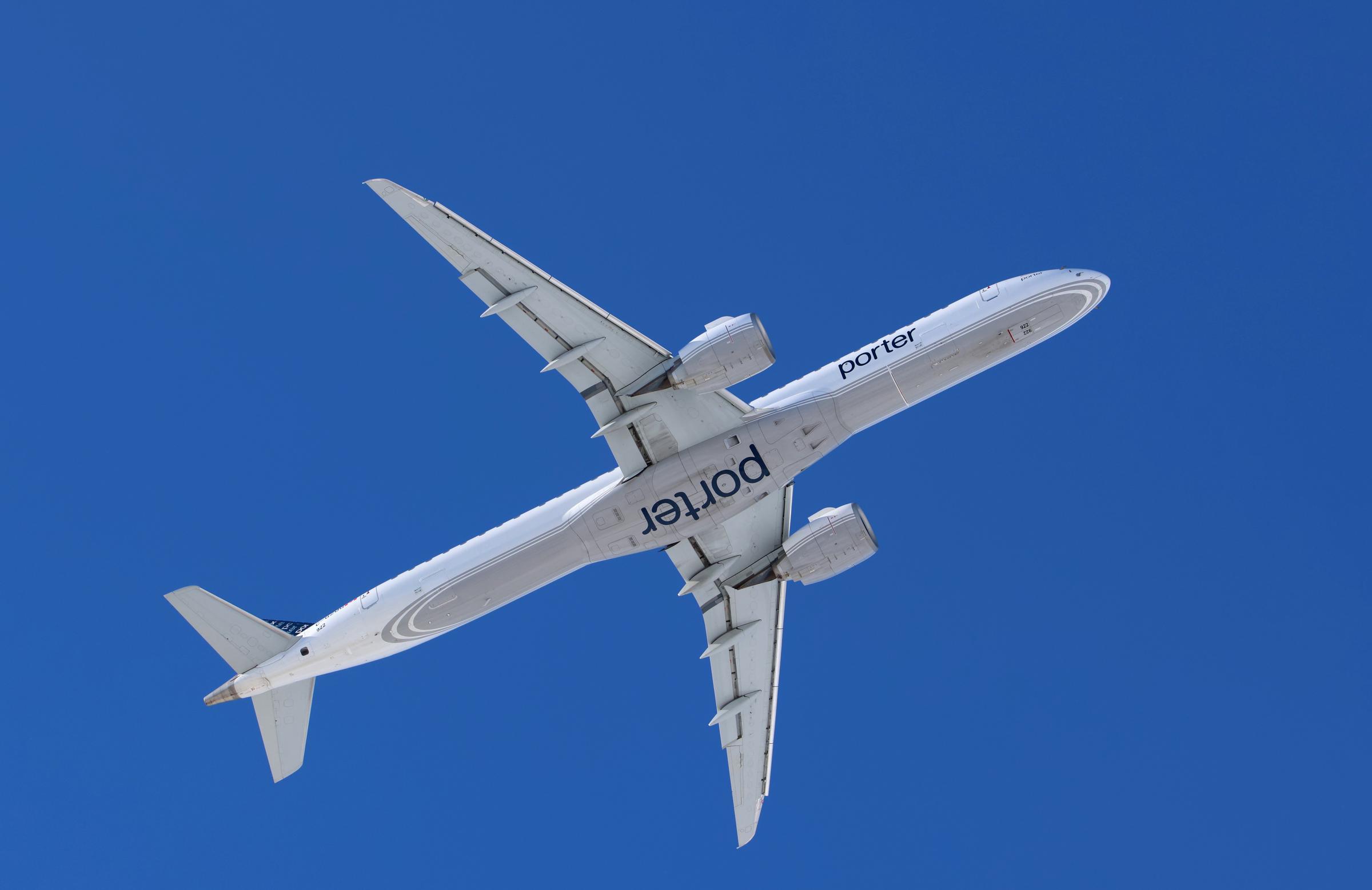Ein Flugzeug der kanadischen Fluggesellschaft Porter Airlines | Quelle: Getty Images