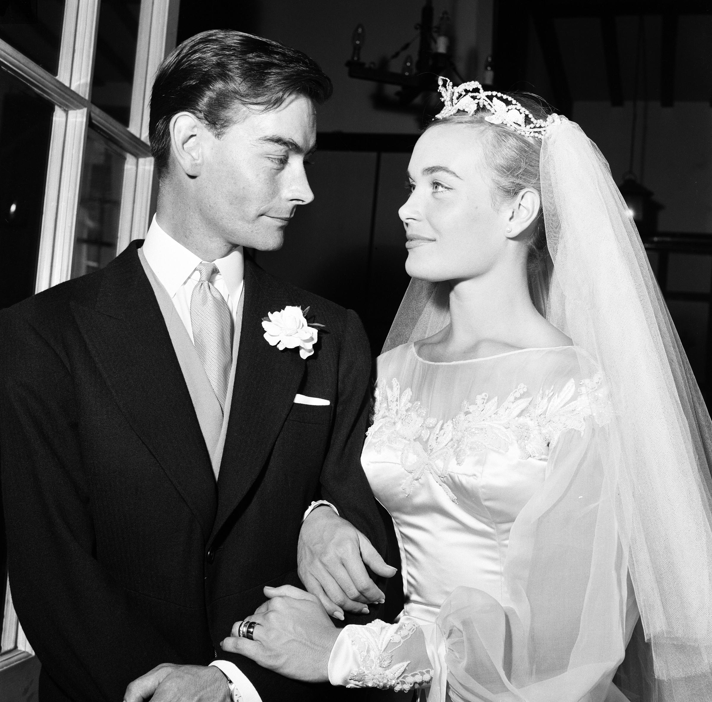 Colin Lenton Rowe und Shirley Eaton heirateten am 5. August 1957 in der St. Mary's Kirche in Kenton, Middlesex. | Quelle: Getty Images