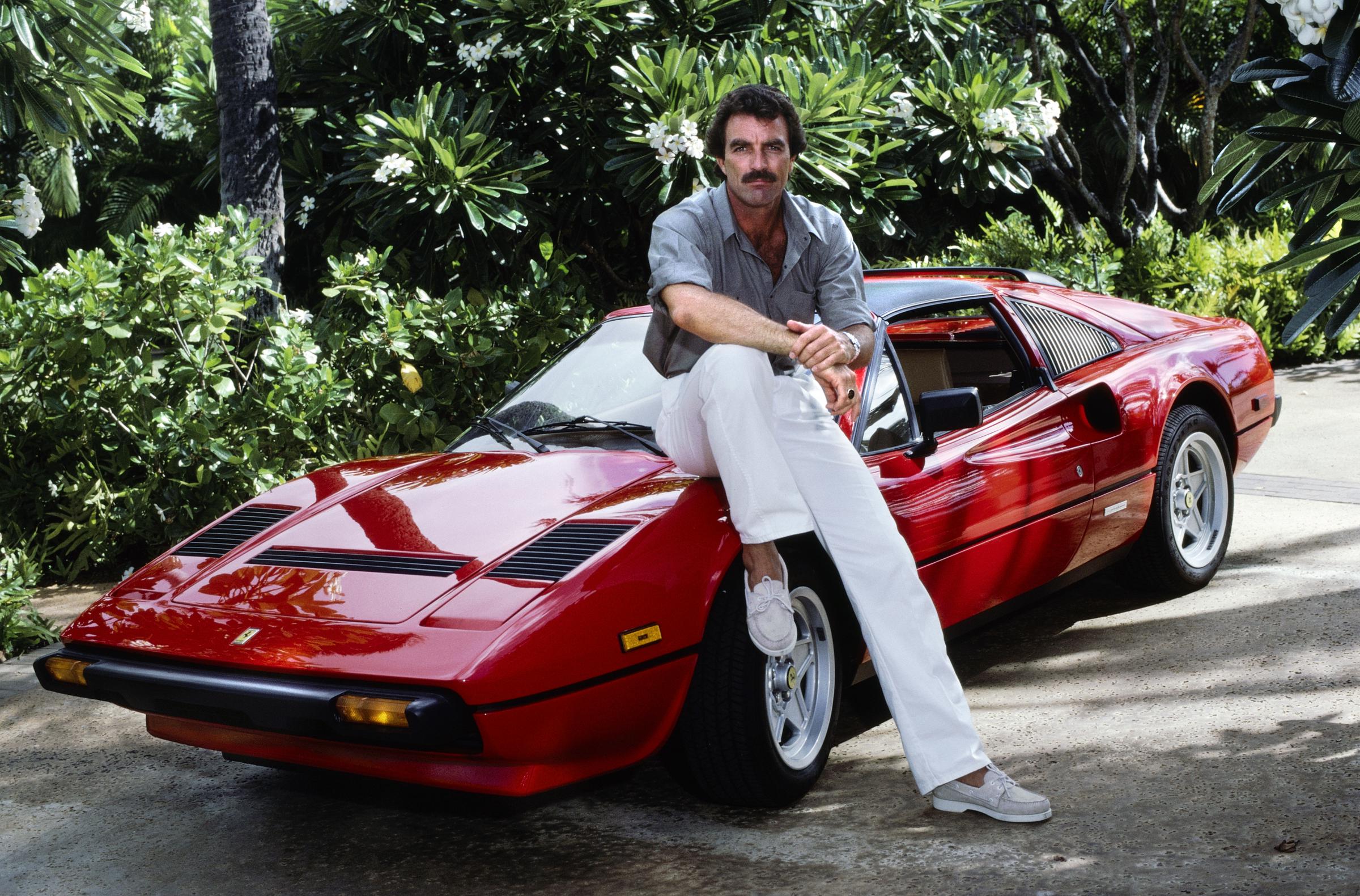 Tom Selleck am Set von "Magnum, P.I.", 1982 | Quelle: Getty Images