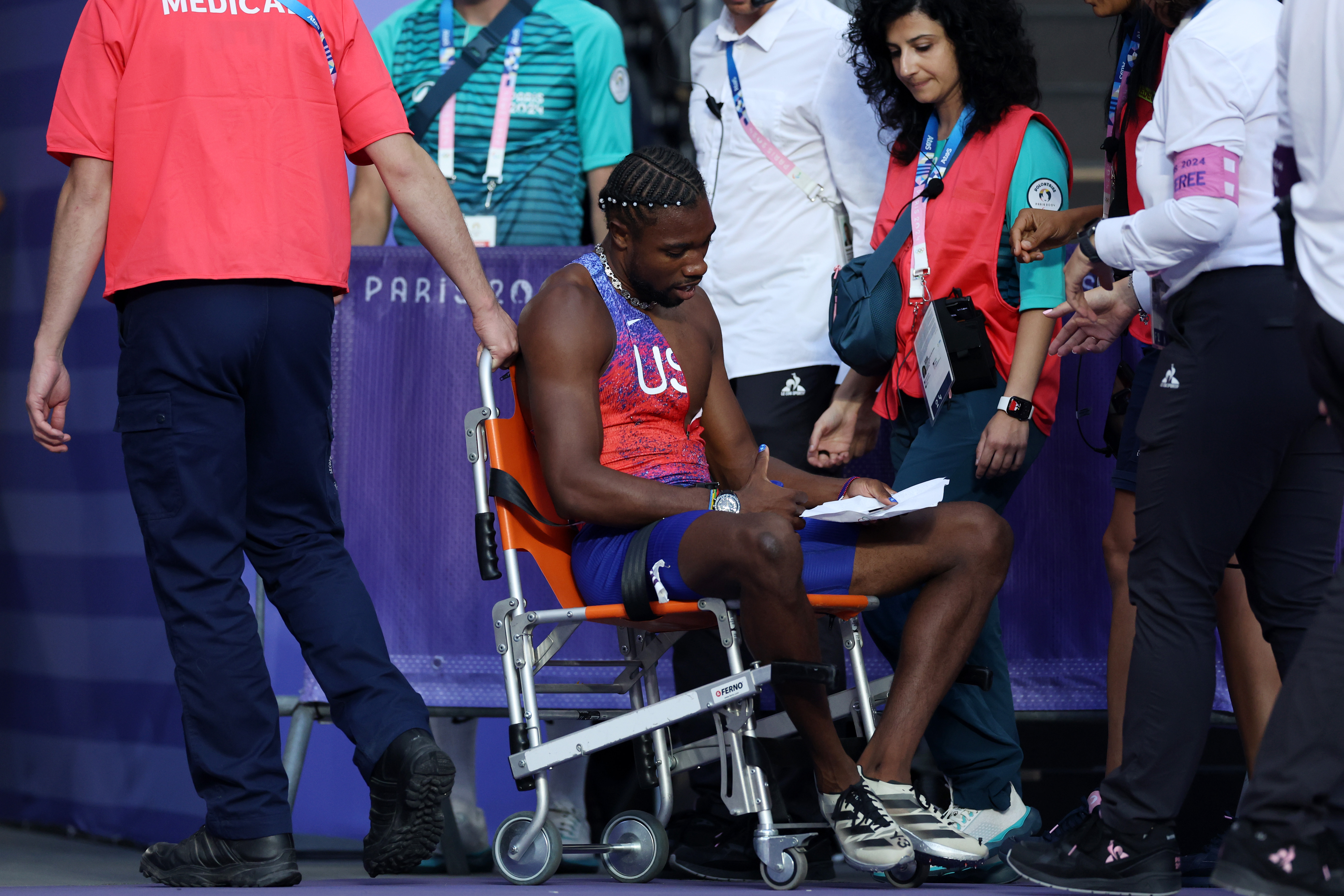 Noah Lyles vom U.S.-Team im Rollstuhl nach dem 200-m-Finale der Männer bei den Olympischen Spielen in Paris am 8. August 2024 | Quelle: Getty Images