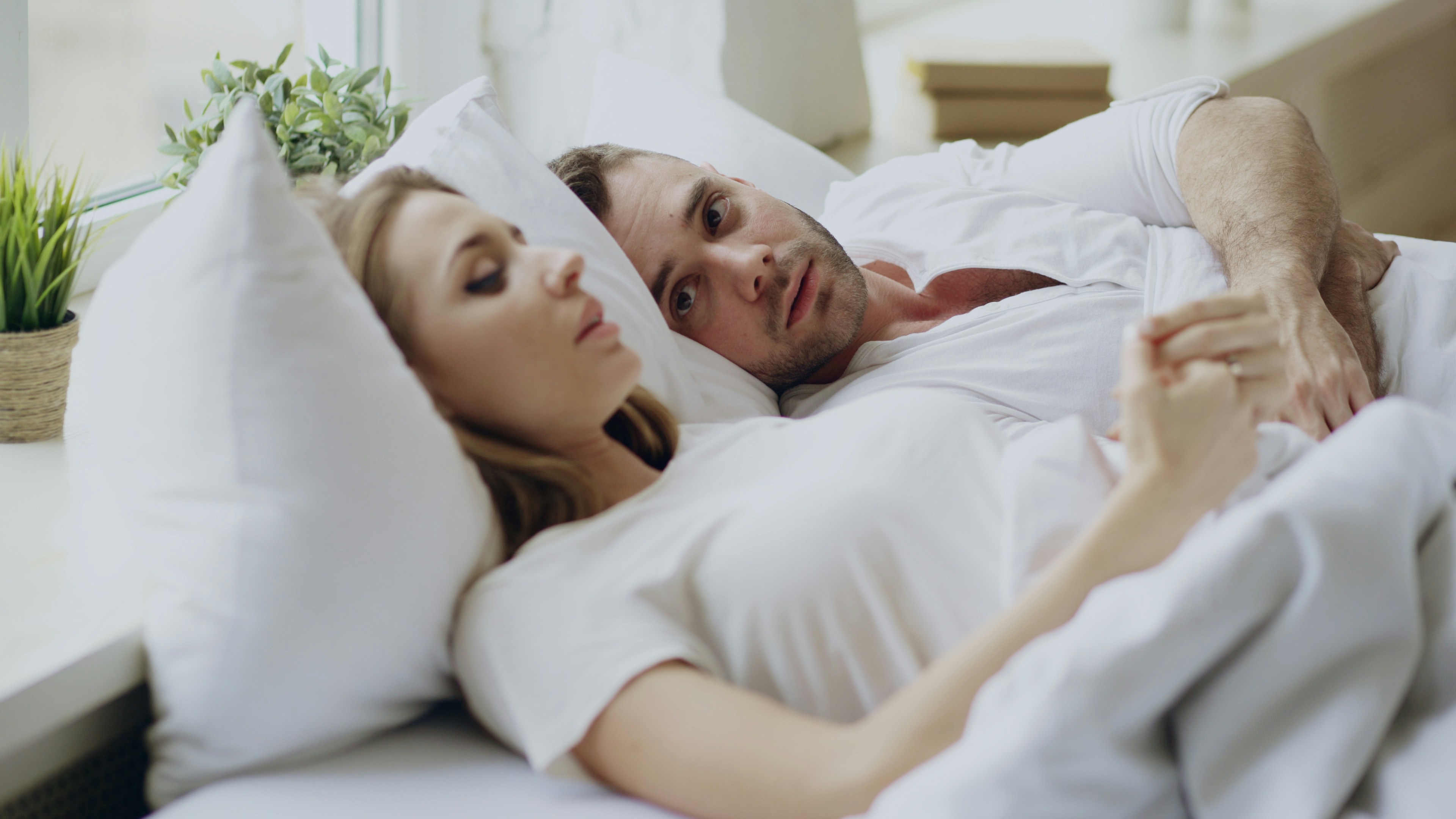 Pärchen im Bett liegend | Quelle: Unsplash