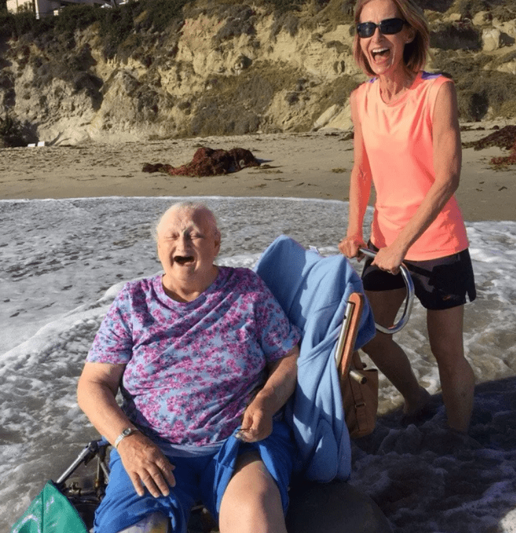 Eine Frau lacht mit ihrer Großmutter am Strand. | Quelle: Reddit.com/u/ecost