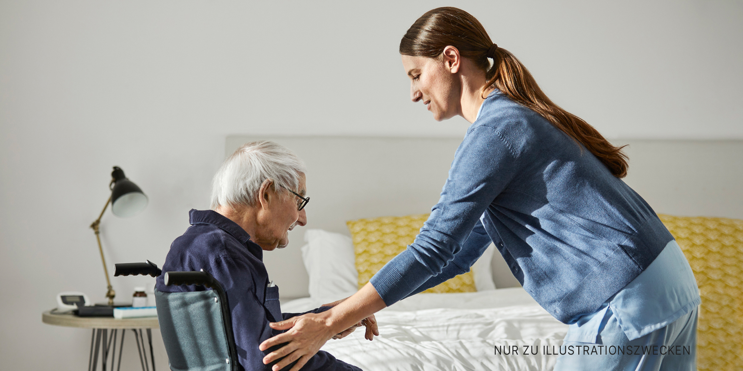 Krankenschwester kümmert sich um einen älteren Mann. | Quelle: Getty Images