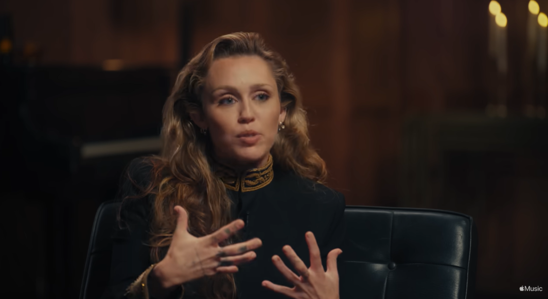 Miley Cyrus reflektiert über ihre Stimme und warum sie ihren Zustand so lange geheim gehalten hat | Quelle: YouTube/AppleMusic