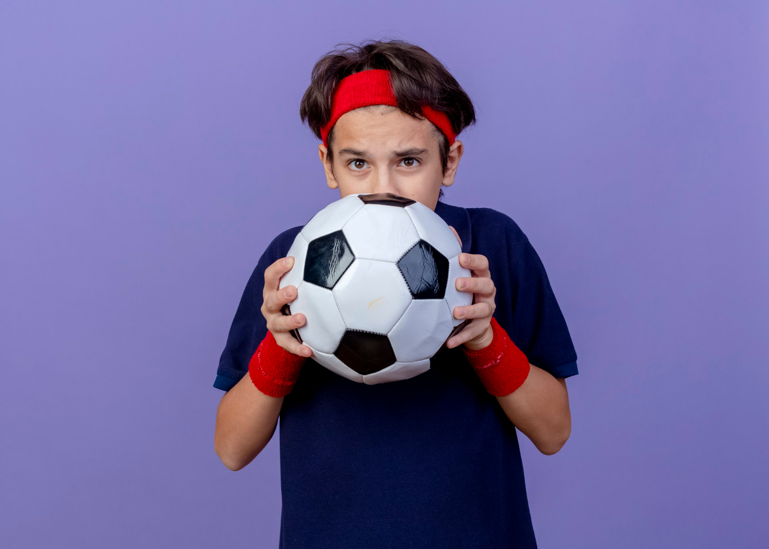 Ein Jugendlicher hält einen Fußball | Quelle: Freepik