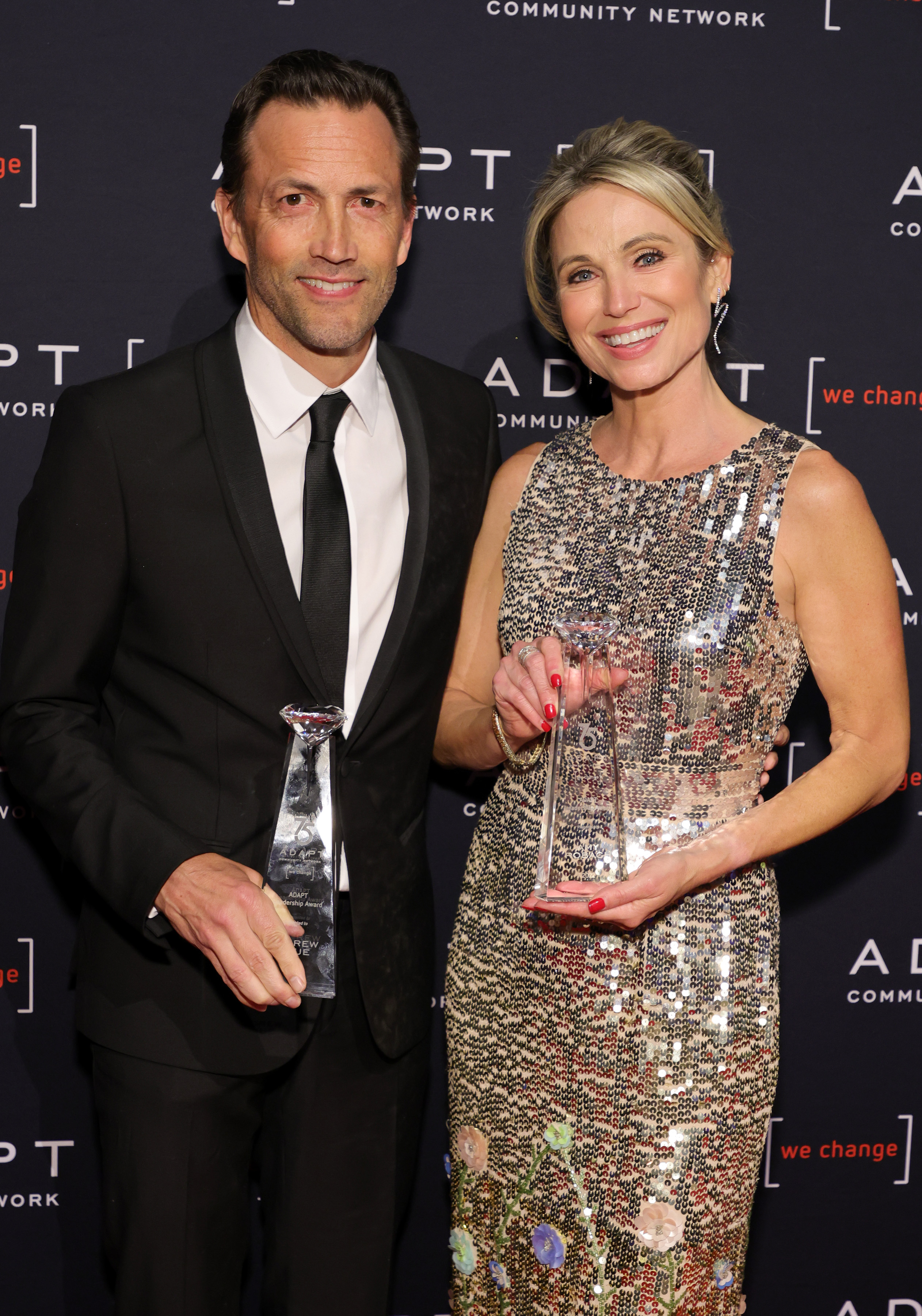 Der ehemalige Frauenschwarm mit Amy Robach während der 2022 ADAPT Leadership Awards am 10. März 2022 | Quelle: Getty Images