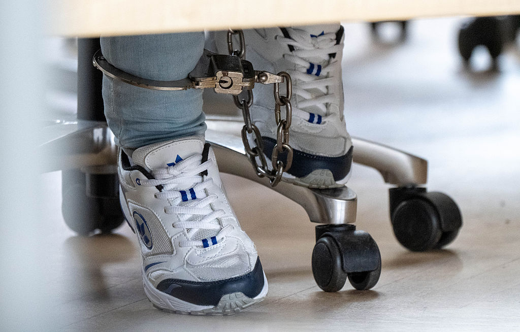 18. Juni 2026, Mecklenburg-Vorpommern, Rostock: Der Angeklagte, der eine elektronische Fußfessel trägt, wartet im Landgerichtssaal auf die Fortsetzung des Mordprozesses im Fall Fabian. | Quelle: Getty Images