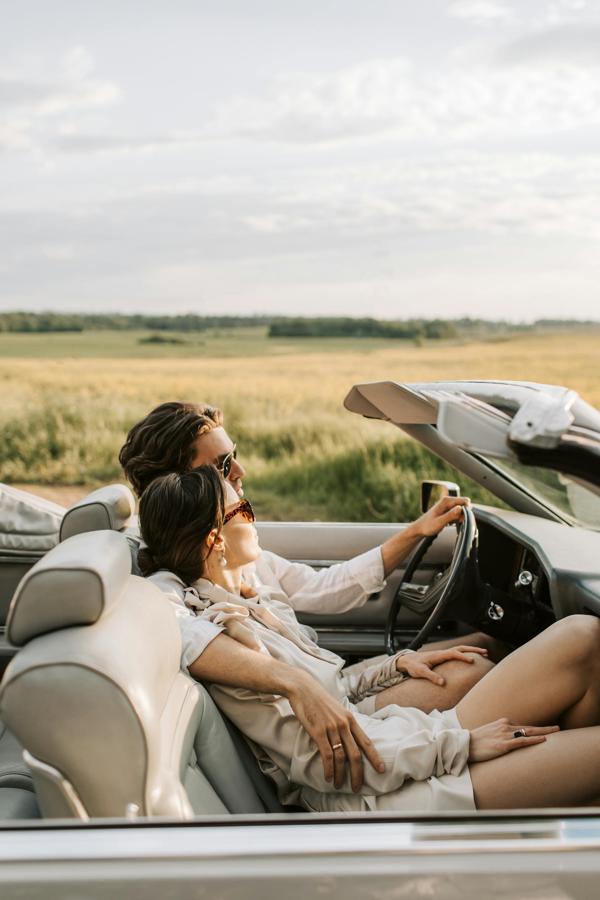 Ein Paar, das einen Roadtrip zusammen genießt | Quelle: Pexels