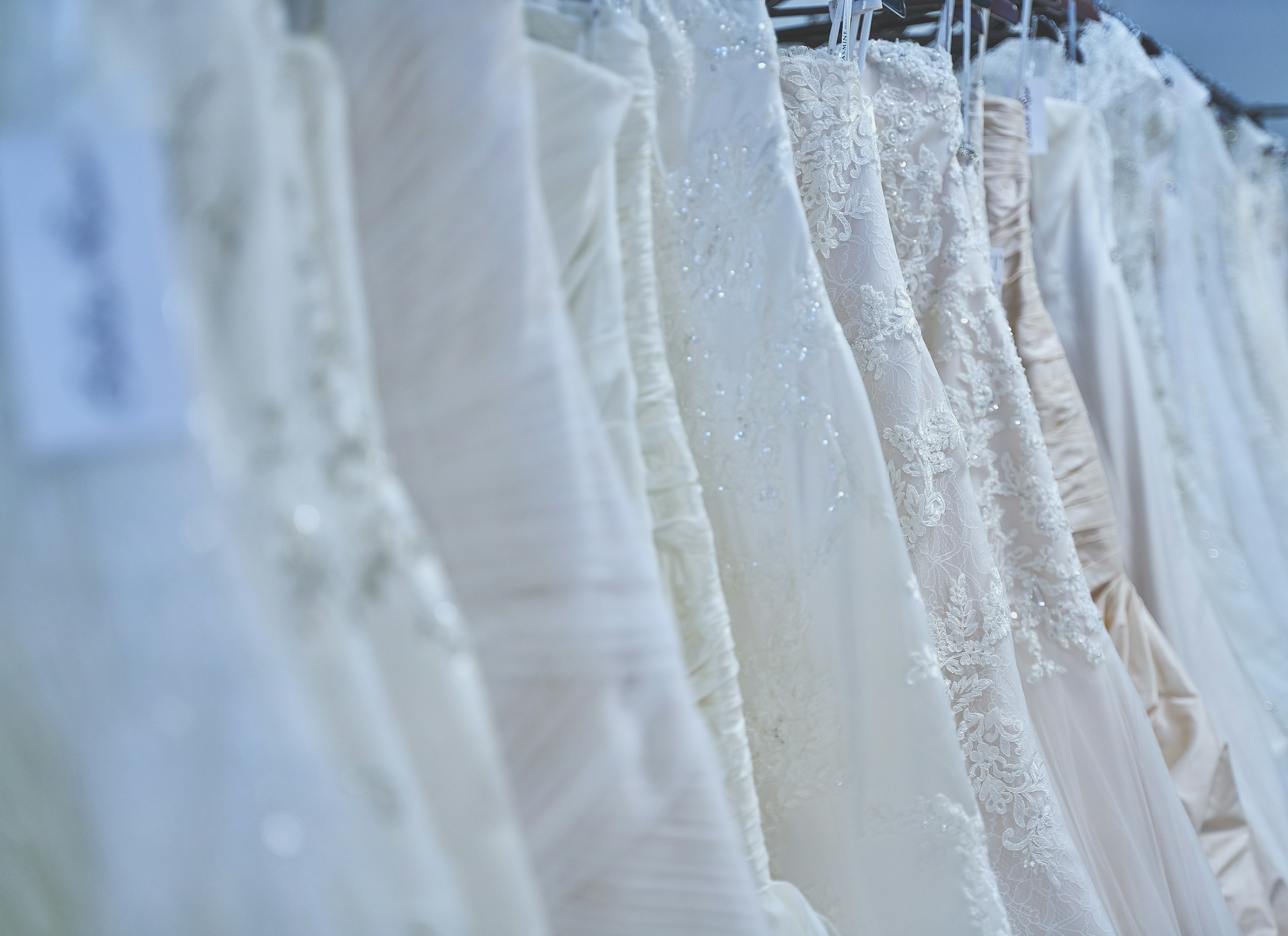 Eine Reihe von Brautkleidern | Quelle: Unsplash