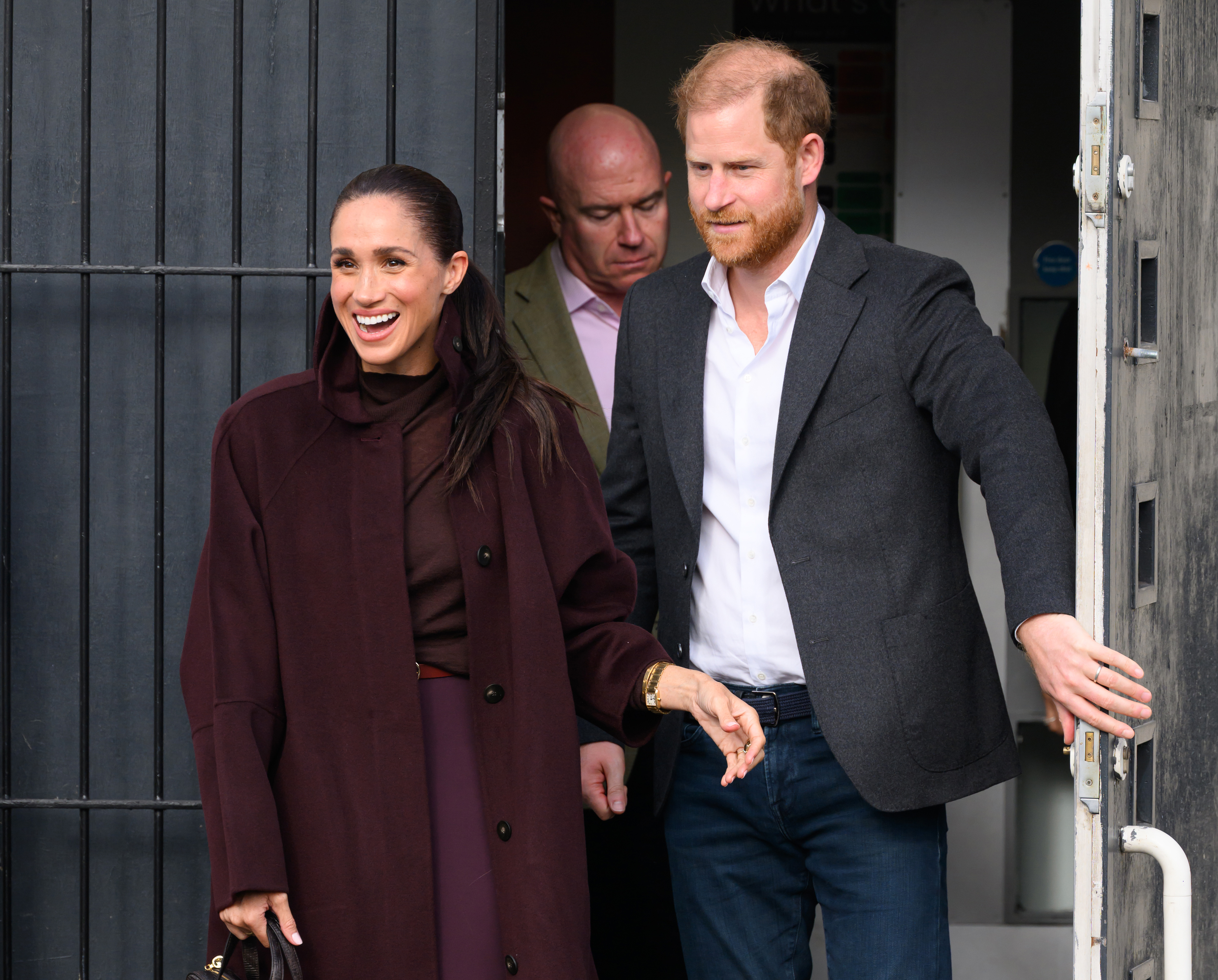 Meghan, Herzogin von Sussex, und Prinz Harry, Herzog von Sussex, verlassen das Community Recording Studio (CRS) nach ihrem Besuch. | Quelle: Getty Images
