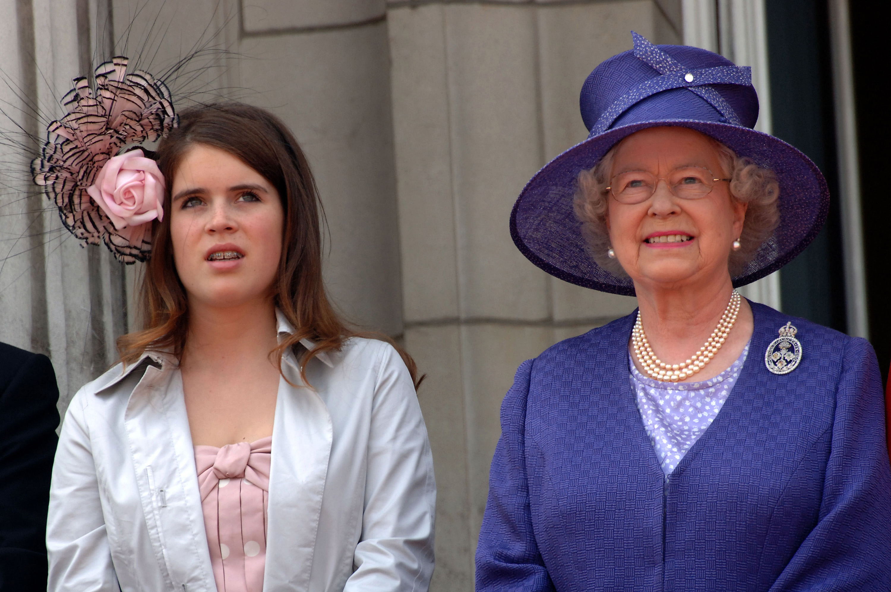 Lange bevor sie Mutter von drei Kindern wurde, bewegte sich Eugenie bereits gemeinsam mit älteren Familienmitgliedern im Rampenlicht des königlichen Lebens. Ihre Auftritte mit Königin Elizabeth II. spiegeln auch eine frühere Phase ihres Stils wider, als auffällige Kopfbedeckungen und eine verspieltere royale Garderobe noch Teil ihres Looks waren.