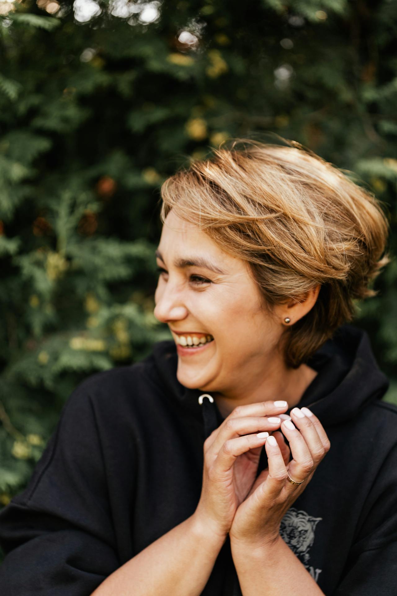 Eine lachende Frau | Quelle: Pexels