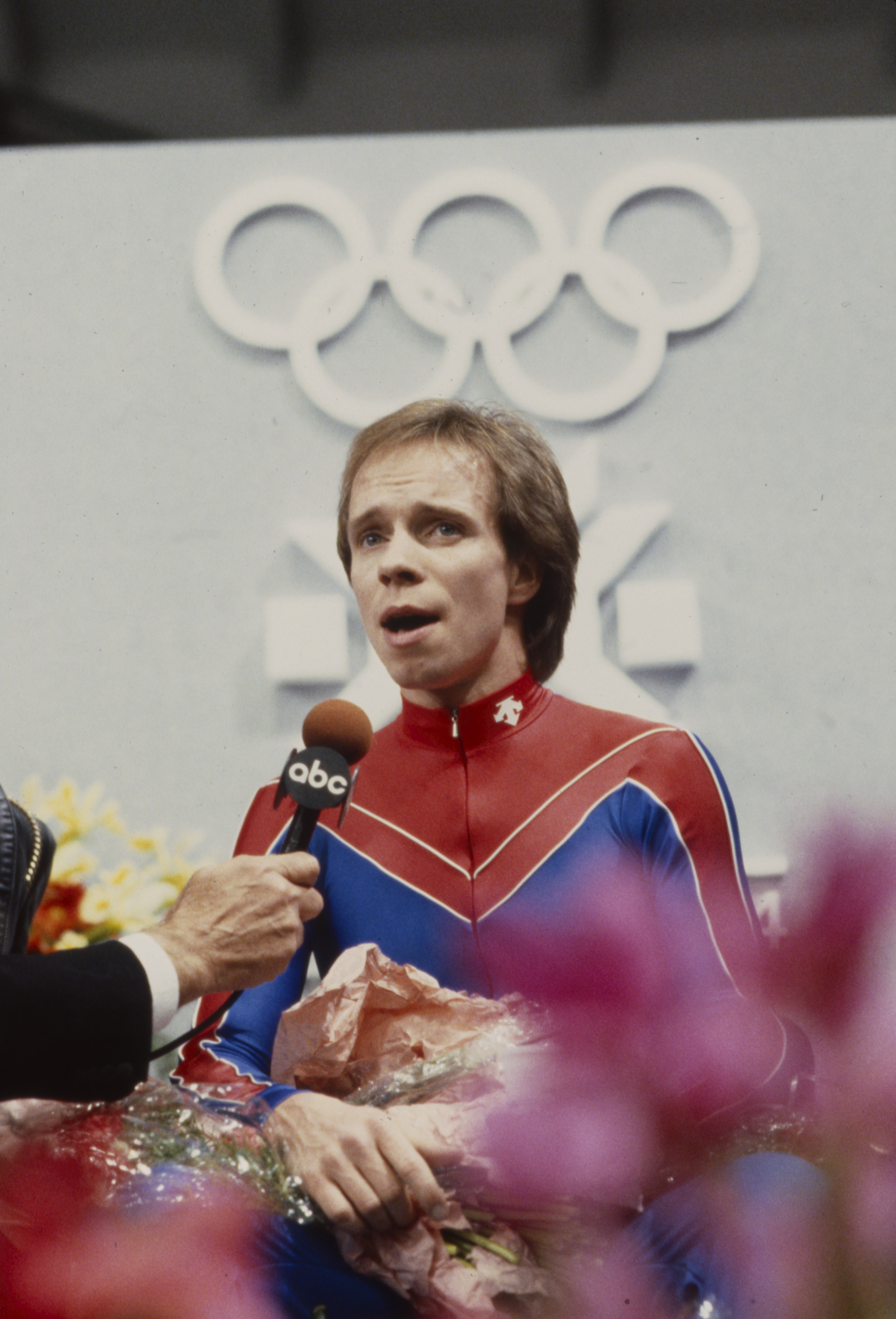 Scott Hamilton nach seiner Teilnahme am Eiskunstlaufwettbewerb der Männer bei den Olympischen Winterspielen 1984 | Quelle: Getty Images