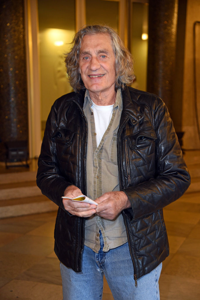 Winfried Glatzeder attends the premiere of the play "Brauchen Sie 'ne Quittung?" at the Komödie am Kurfürstendamm in the Schiller Theater on 27 July 2022 in Berlin, Germany. | Source: Getty Images