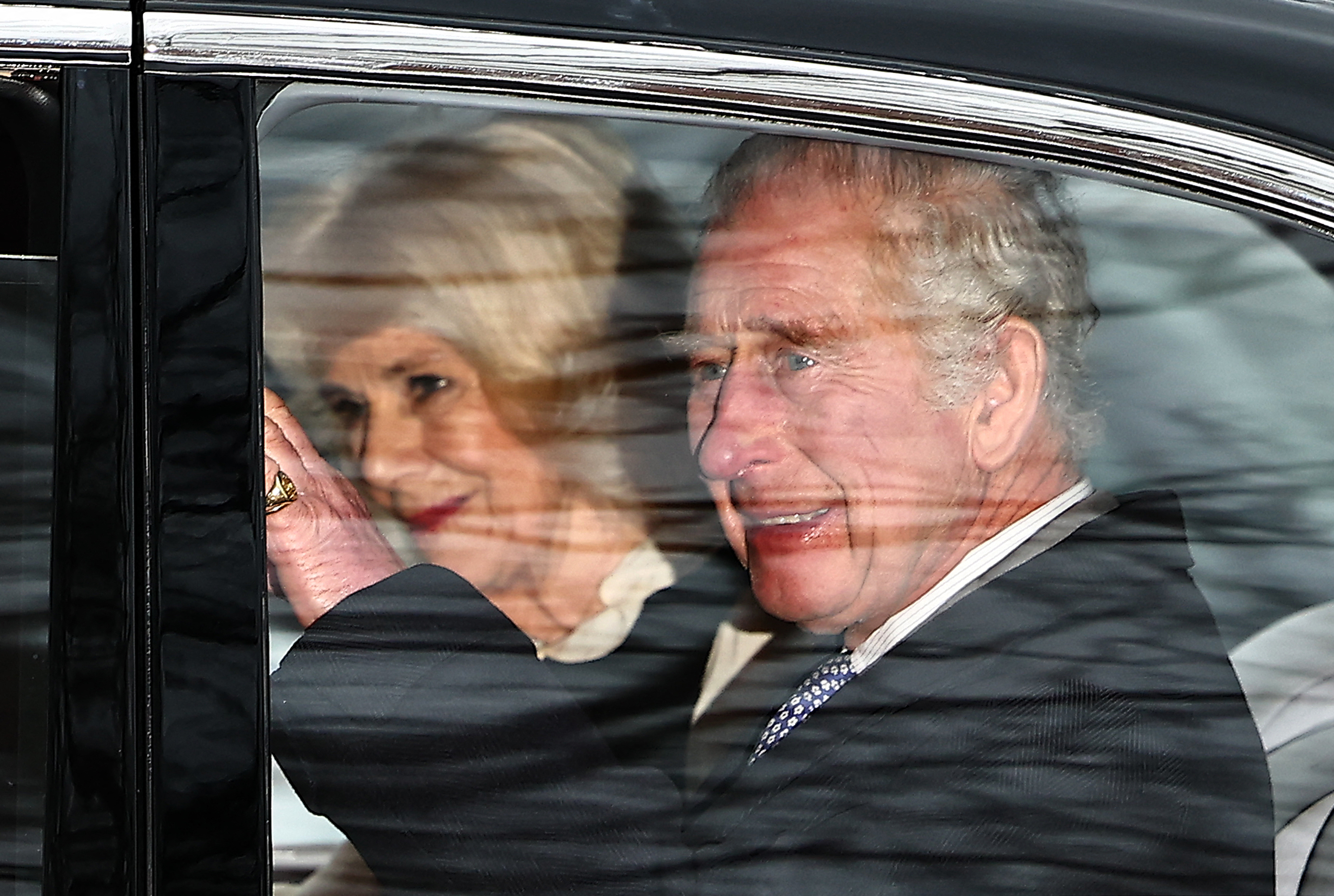 König Charles III. und Königin Camilla beim Verlassen des Clarence House in London am 6. Februar 2024 | Quelle: Getty Images