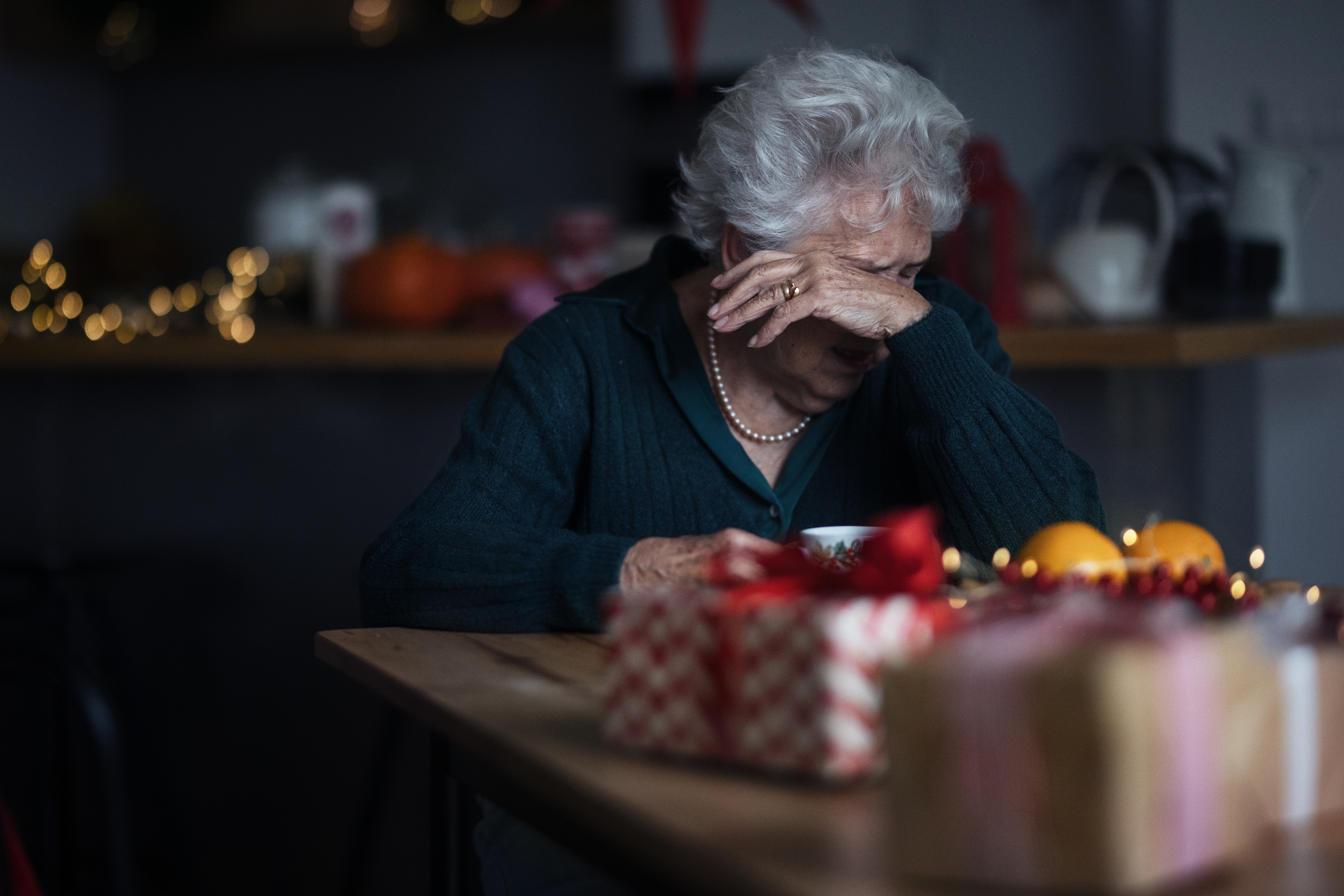Eine unglückliche ältere Frau, die alleine sitzt und weint | Quelle: Shutterstock