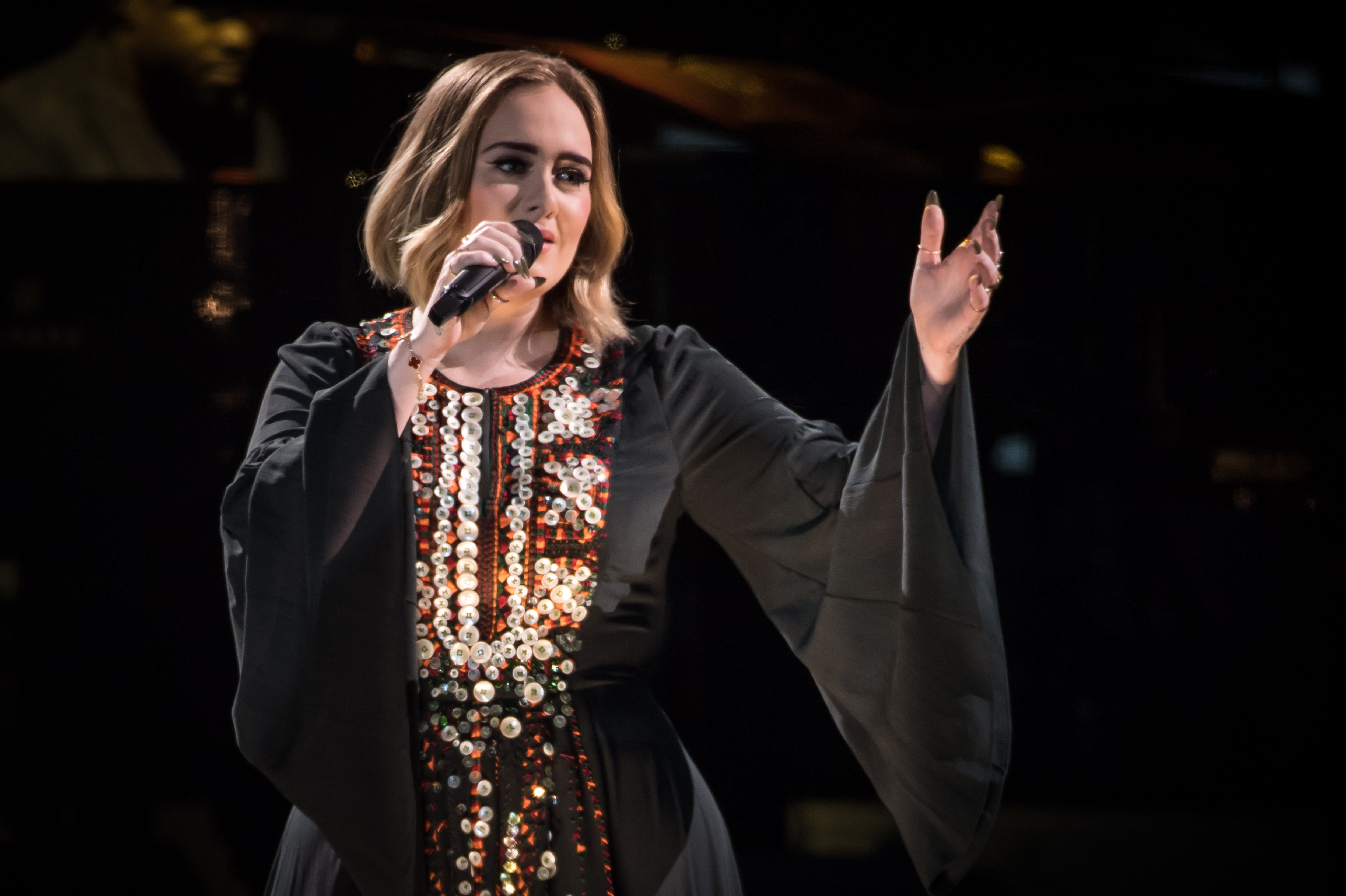 Adele tritt auf der Pyramid Stage beim Glastonbury Festival am 25. Juni 2016 in Glastonbury, England, auf | Quelle: Ian Gavan/Getty Images