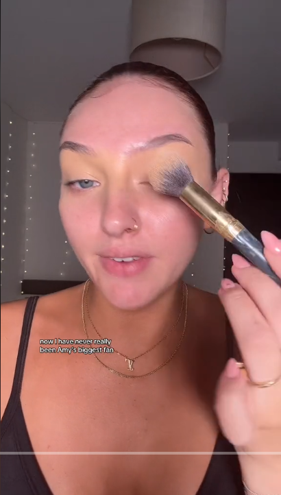 Tatty Lomas trägt ihr Make-up auf und erzählt ihre Geschichte | Quelle: TikTok/@tattylomas