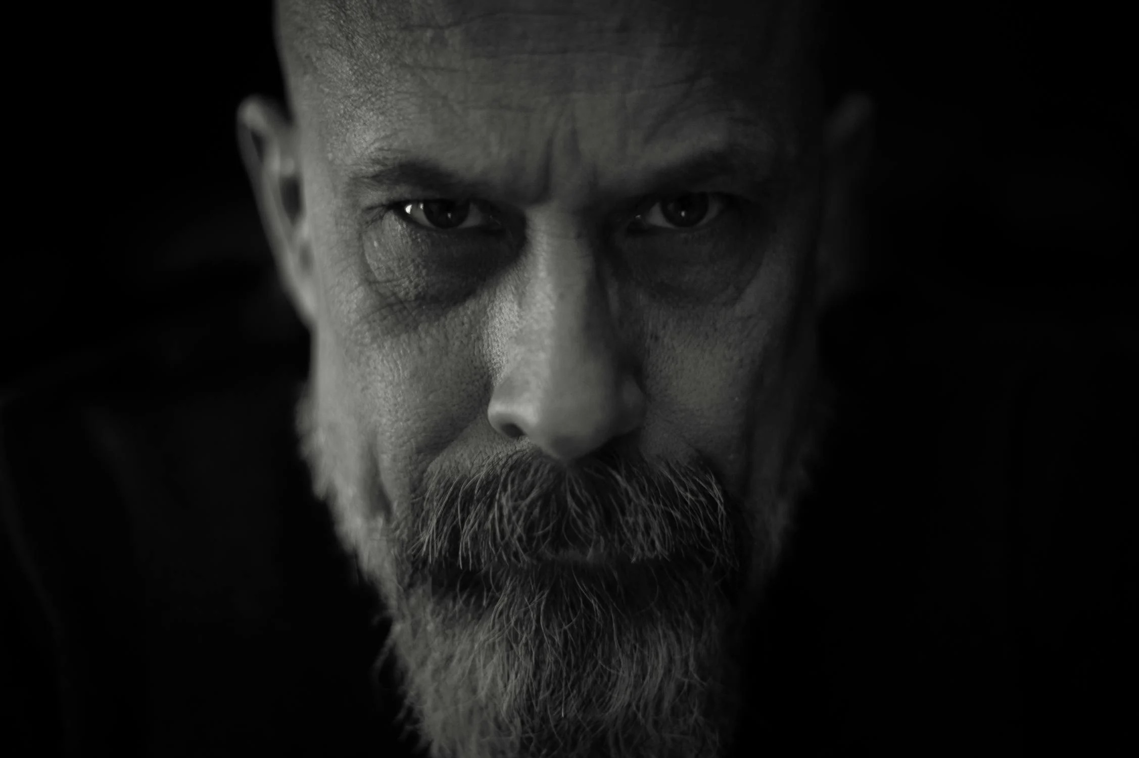 Ein ernst aussehender Mann | Quelle: Pexels