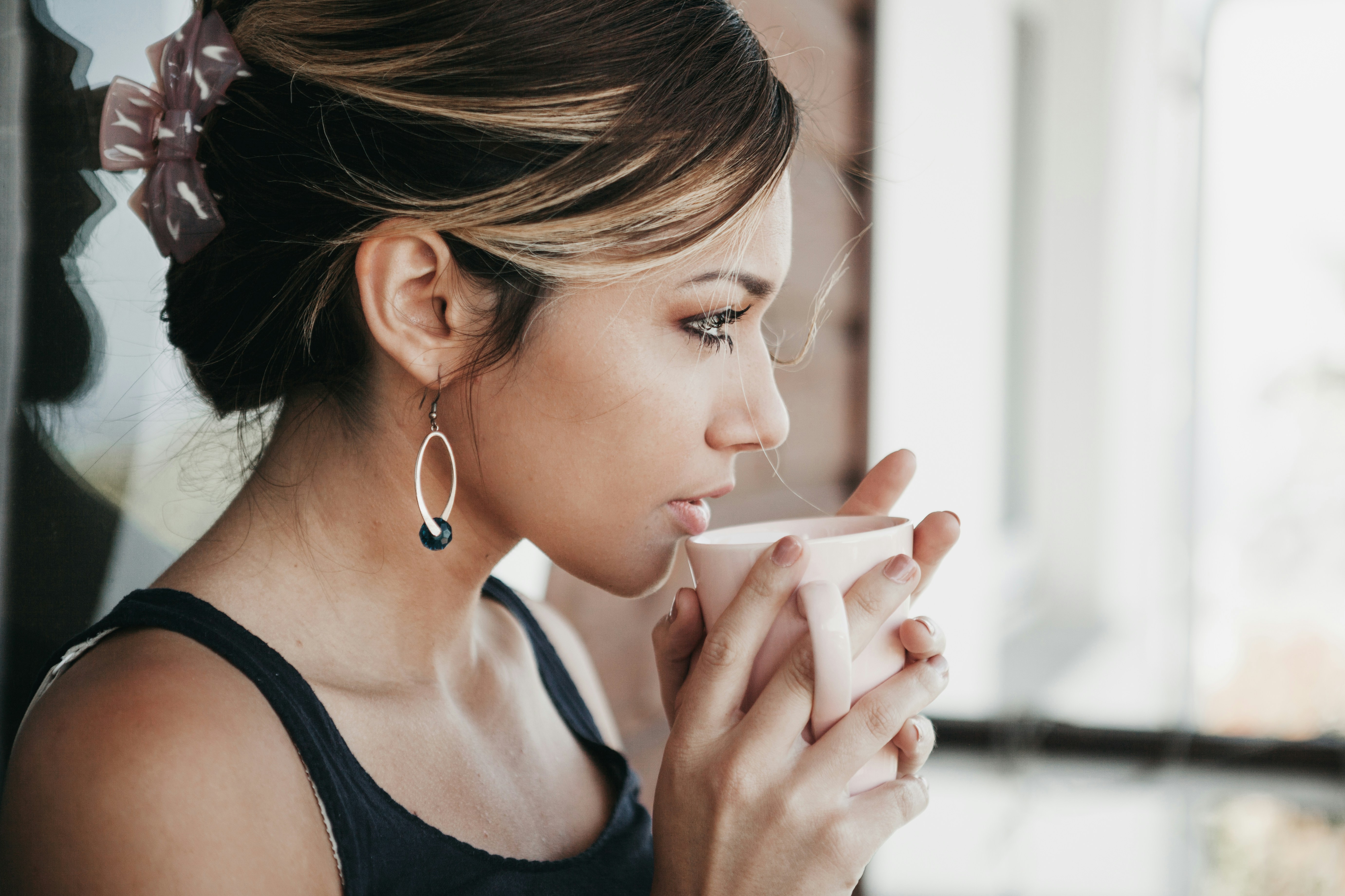 Eine Frau, die aus einer Tasse trinkt | Quelle: Unsplash