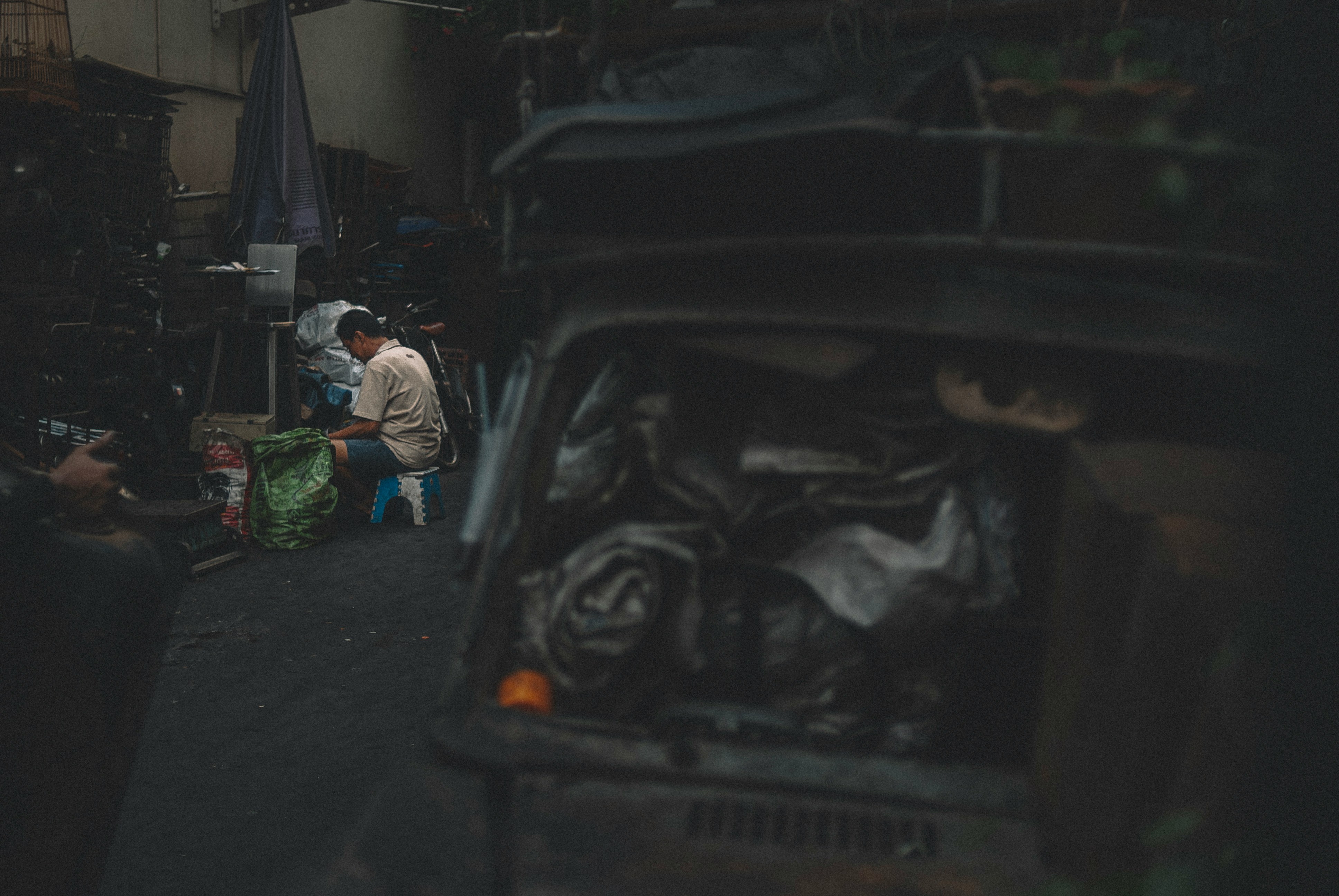 Ein Mann, der in seiner Garage sitzt | Quelle: Unsplash