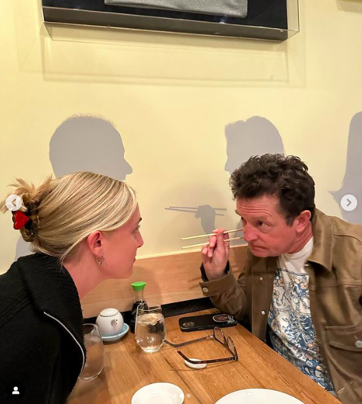 Aquinnah und Michael J. Fox in einem Restaurant, gepostet am 16. Februar 2023 | Quelle: Instagram/realmikejfox