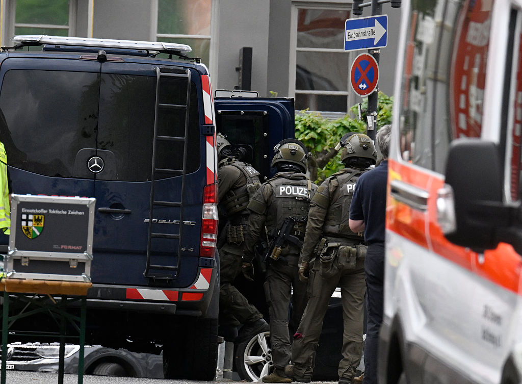 Polizei und Rettungskräfte sind in der Nähe einer Bank zu sehen, in der Bankräuber am 8. Mai 2026 in Sinzig, Westdeutschland, mehrere Geiseln genommen haben. | Quelle: Getty Images