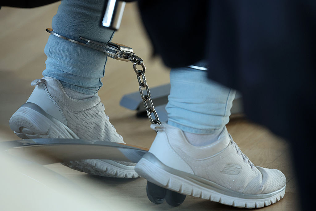 26. August 2026, Mecklenburg-Vorpommern, Rostock: Der Angeklagte, der eine elektronische Fußfessel trägt, wartet im Gerichtssaal des Landgerichts auf die Wiederaufnahme des Verfahrens | Quelle: Getty Images