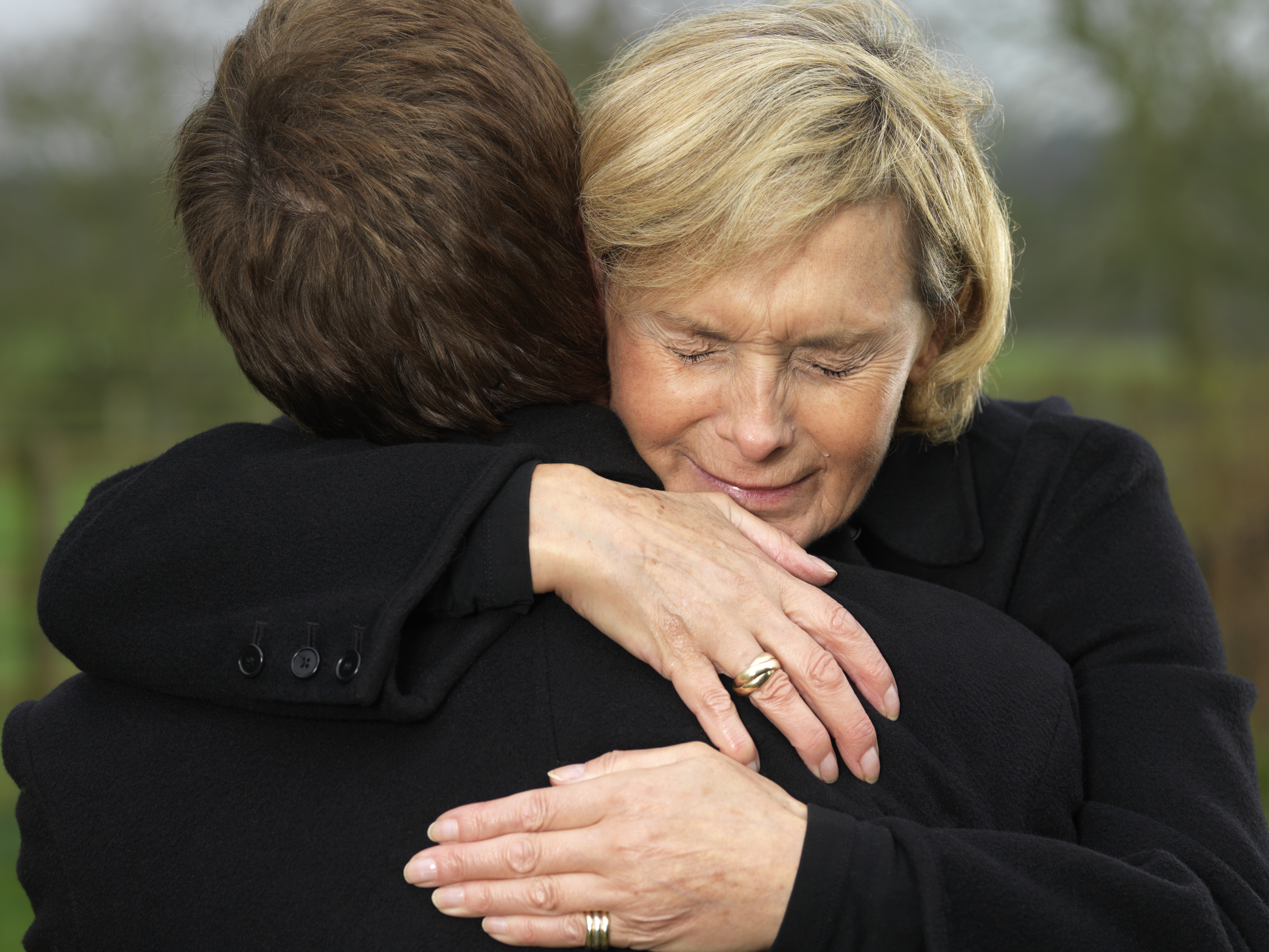 Eine Frau wird weinend fotografiert, während sie einen Mann umarmt | Quelle: Getty Images