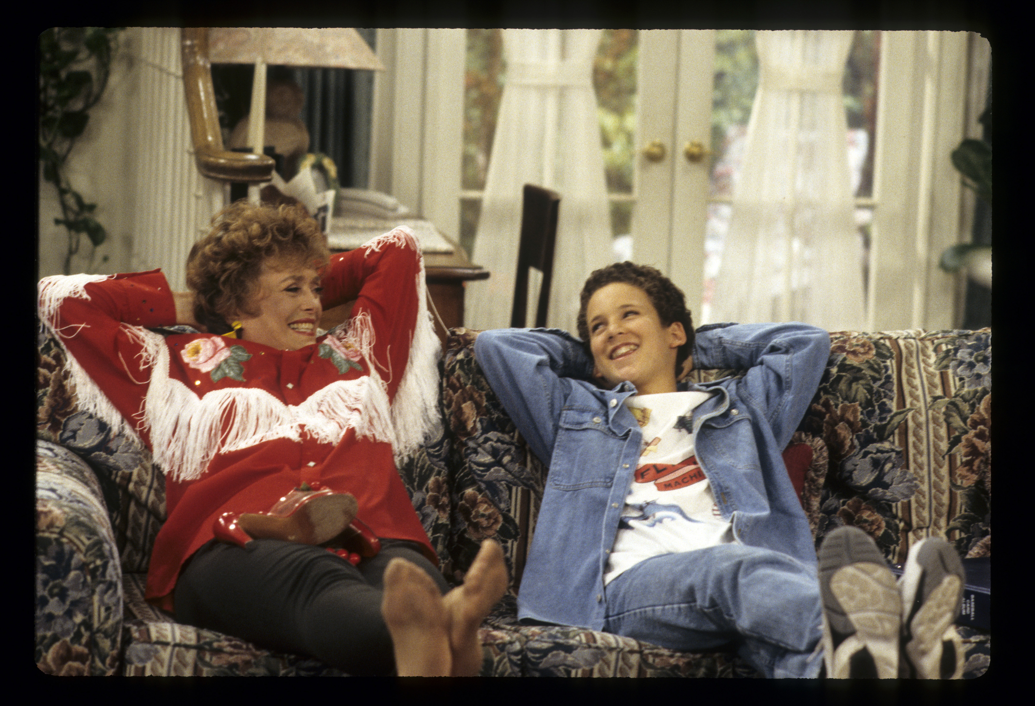 Rue McClanahan and Ben Savage am Set von "Boy Meets World", 1993 | Quelle: Getty Images