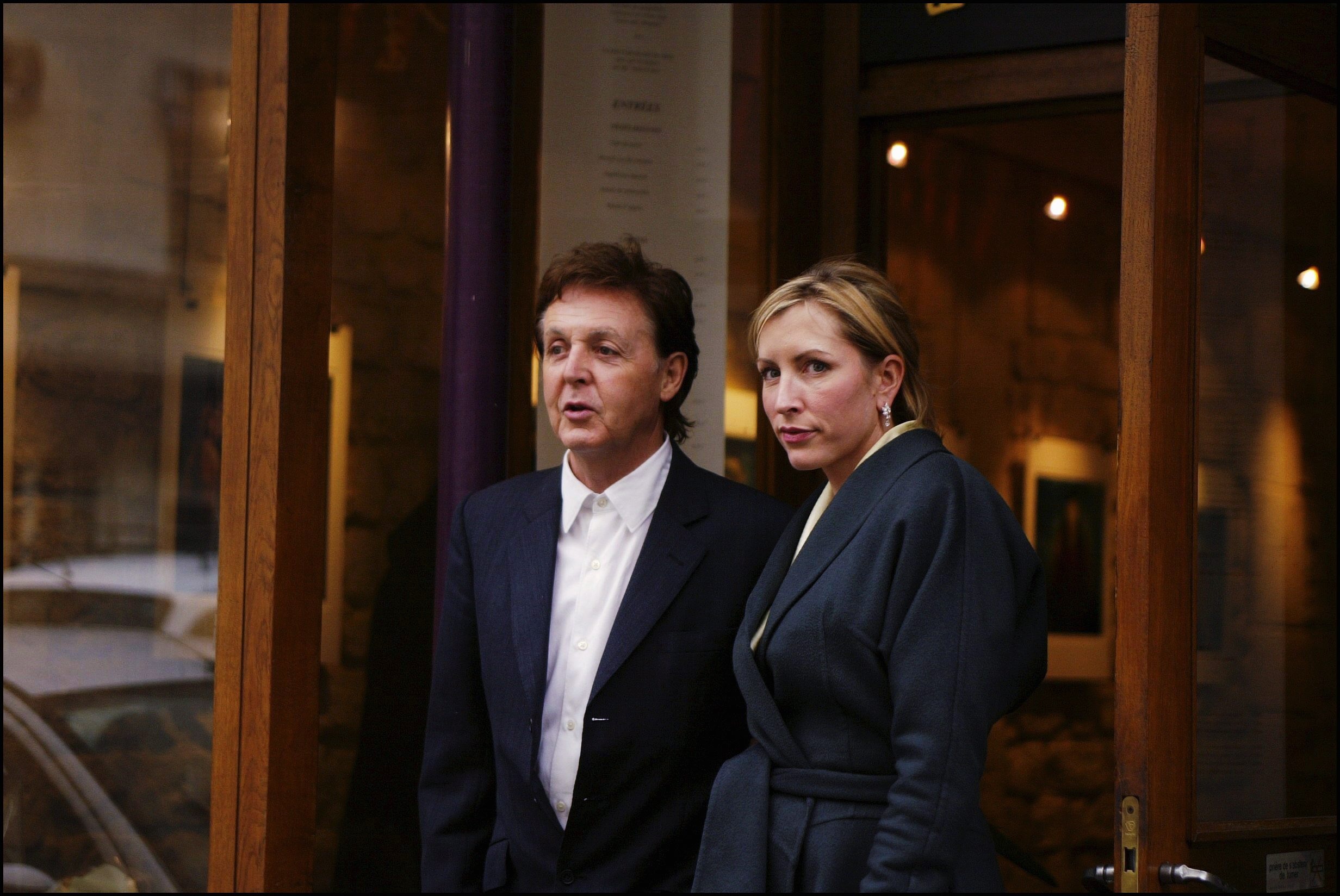 Paul McCartney und Heather Mills besuchen die Stella Mac Cartney Modenschau am 3. Juli 2004 in Paris, Frankreich | Quelle: Getty Images
